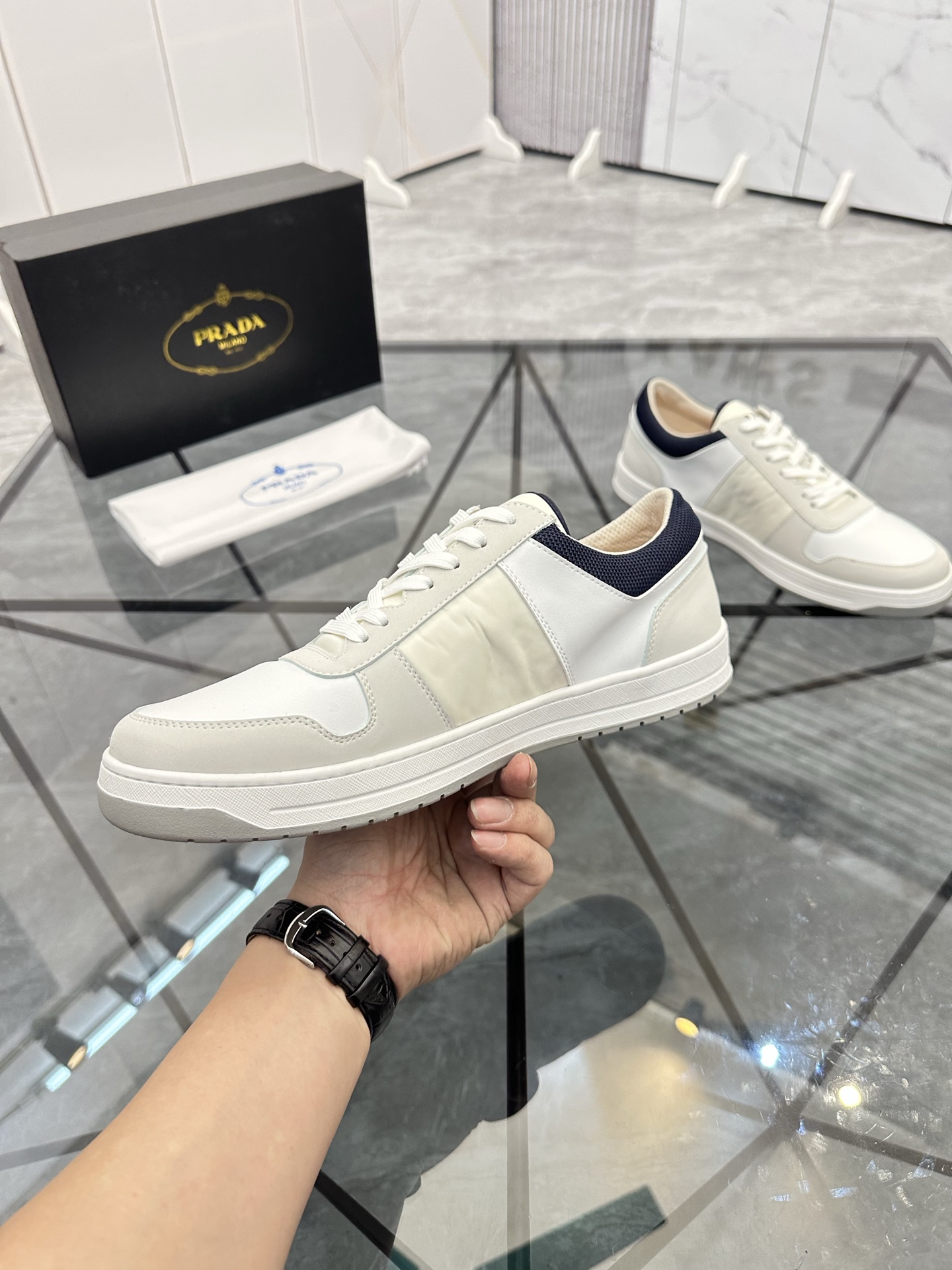 Precio: P180 Marca: Prada *"Prada*" lowtop casual shoes Talla: 38-44 (se puede personalizar hasta 45