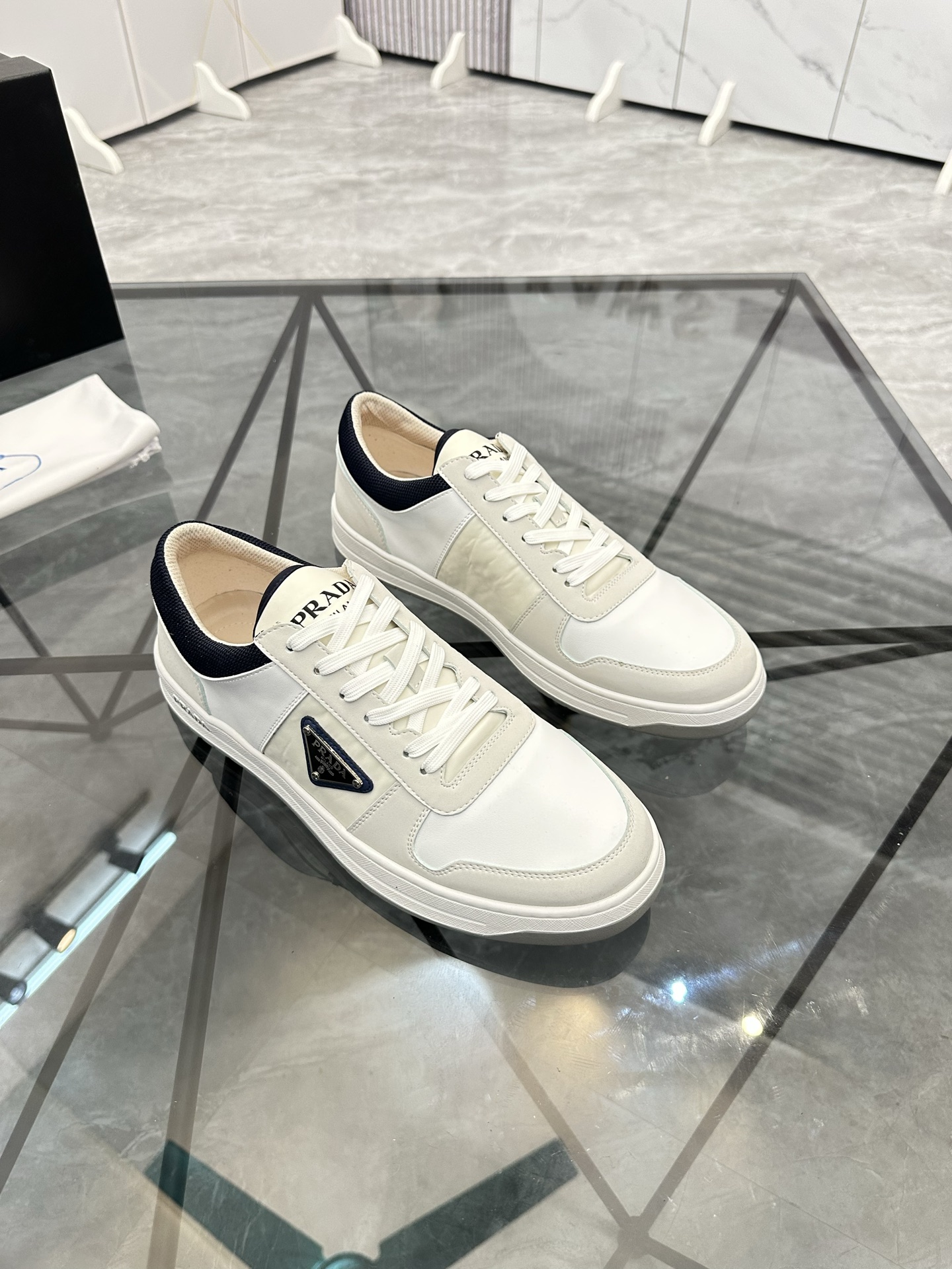 Precio: P180 Marca: Prada *"Prada*" lowtop casual shoes Talla: 38-44 (se puede personalizar hasta 45