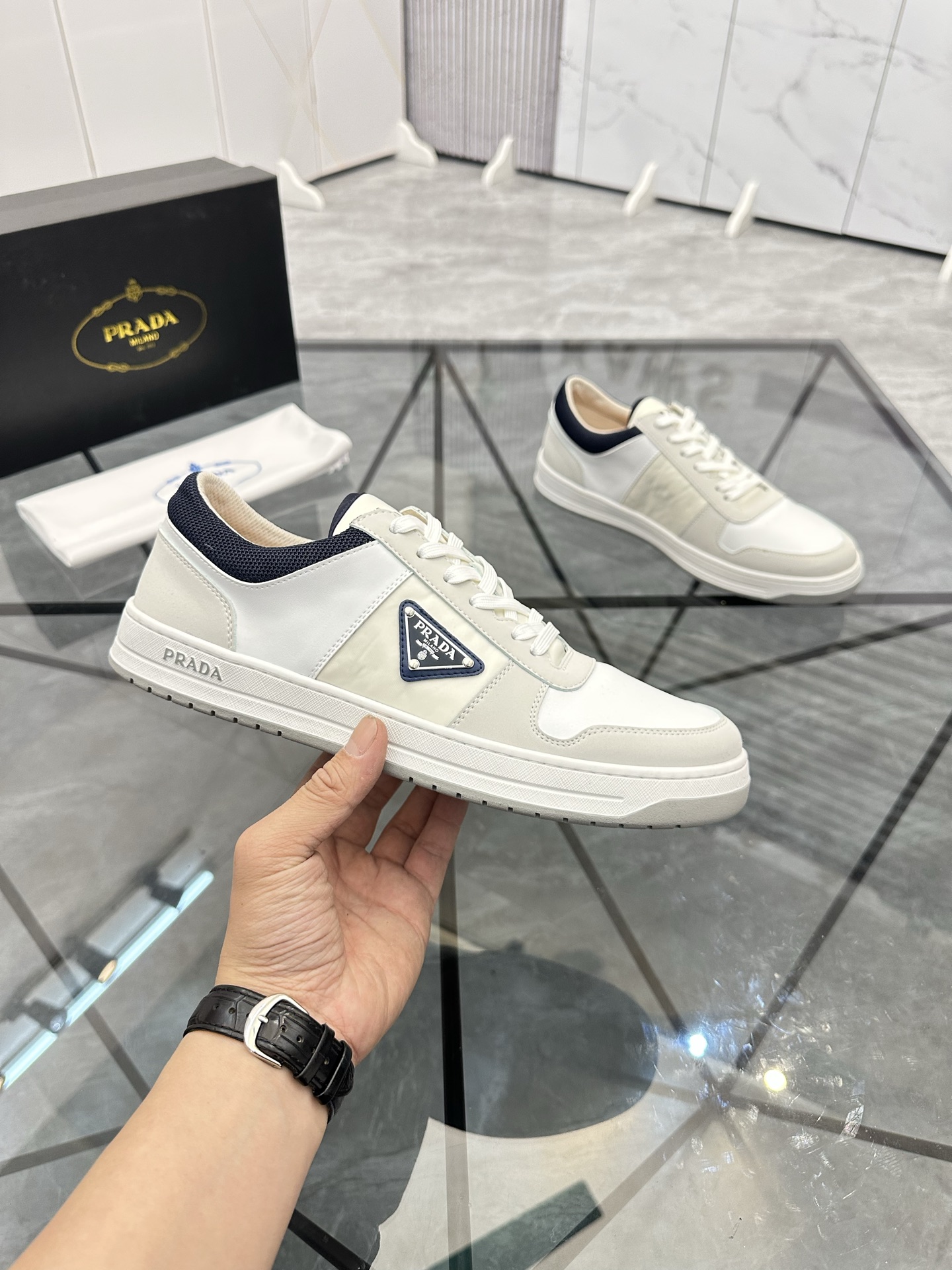 Precio: P180 Marca: Prada *"Prada*" lowtop casual shoes Talla: 38-44 (se puede personalizar hasta 45