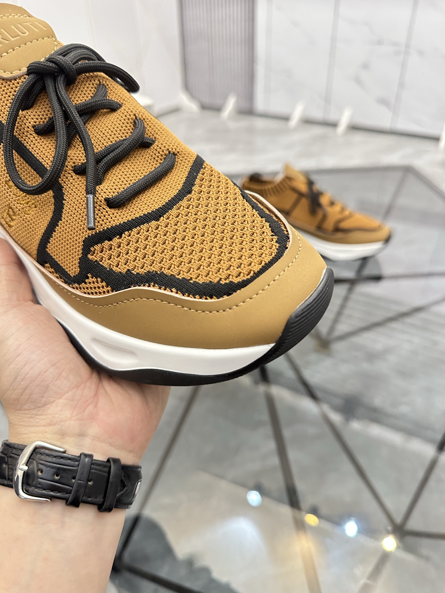 Precio: P190 Marca: Berlut* "Bruti*" Low Top Sneakers Talla: 38-44(se puede hacer a medida 45.46)Mat