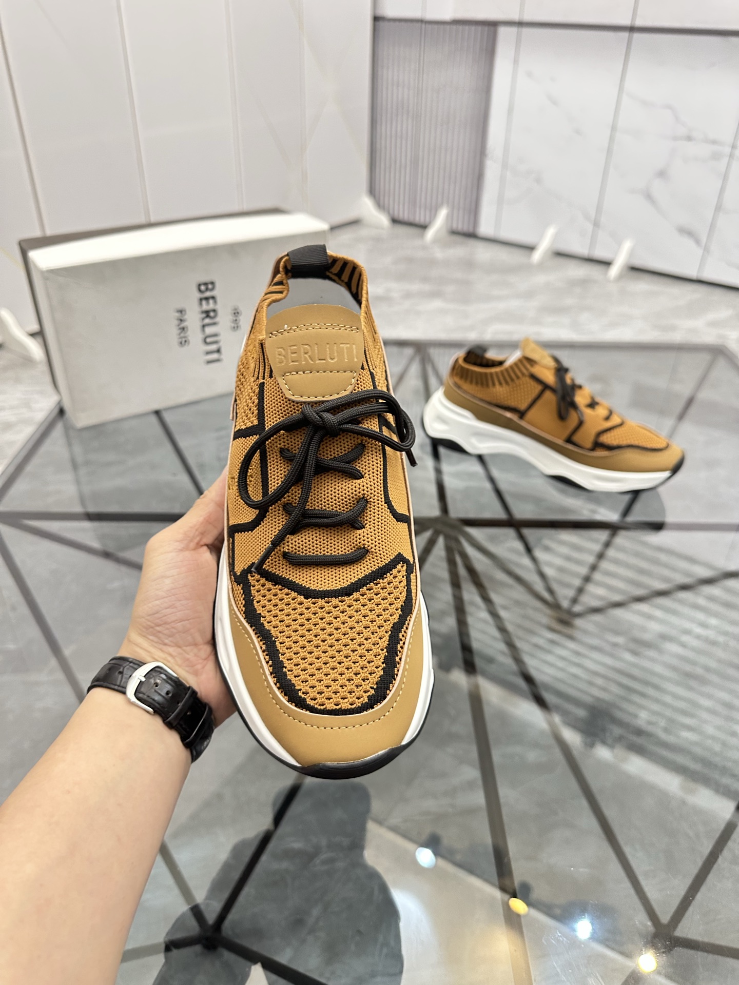 Precio: P190 Marca: Berlut* "Bruti*" Low Top Sneakers Talla: 38-44(se puede hacer a medida 45.46)Mat