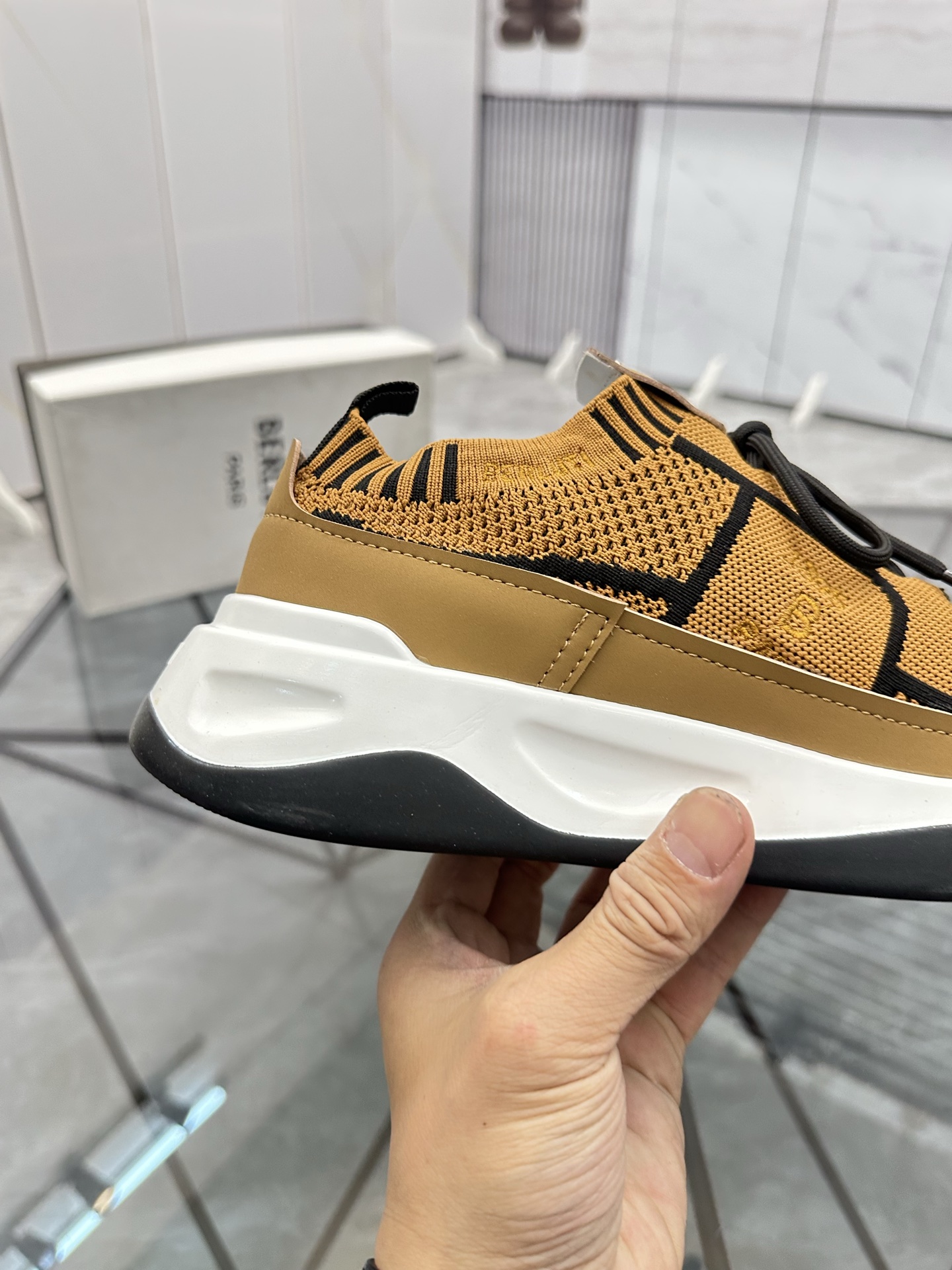 Precio: P190 Marca: Berlut* "Bruti*" Low Top Sneakers Talla: 38-44(se puede hacer a medida 45.46)Mat