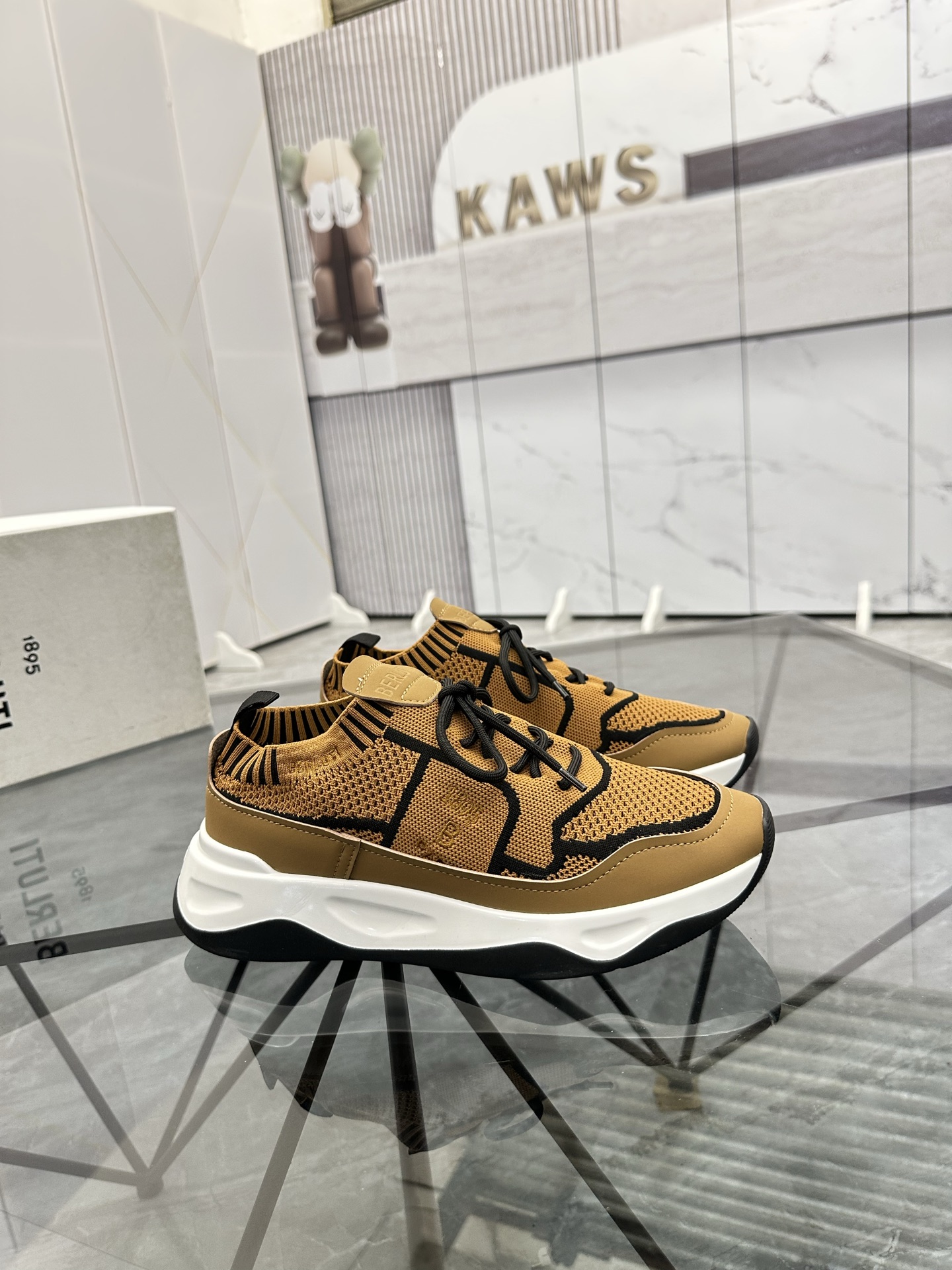 Precio: P190 Marca: Berlut* "Bruti*" Low Top Sneakers Talla: 38-44(se puede hacer a medida 45.46)Mat