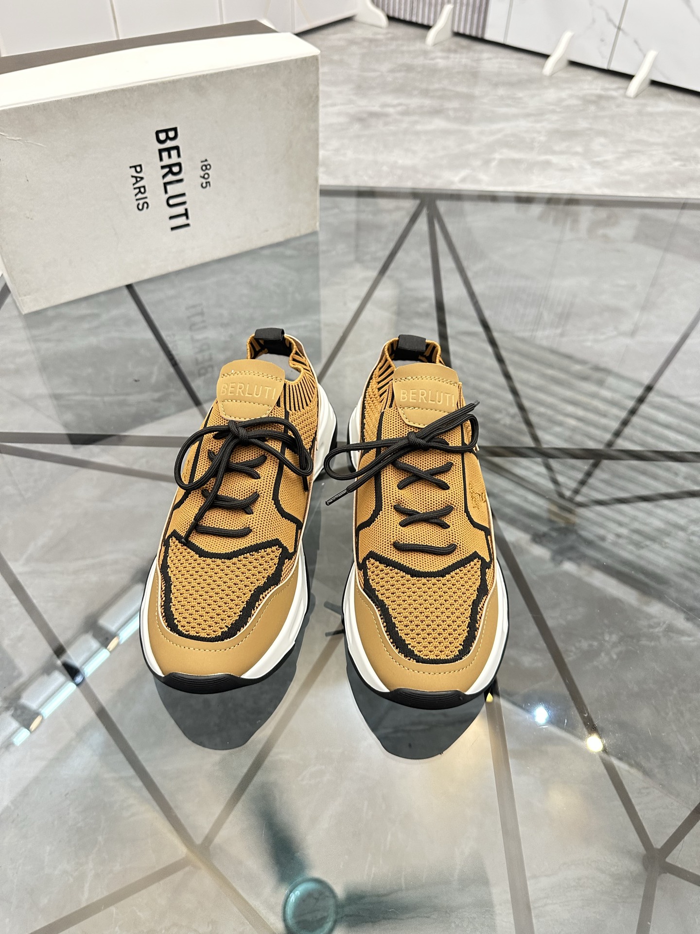 Precio: P190 Marca: Berlut* "Bruti*" Low Top Sneakers Talla: 38-44(se puede hacer a medida 45.46)Mat