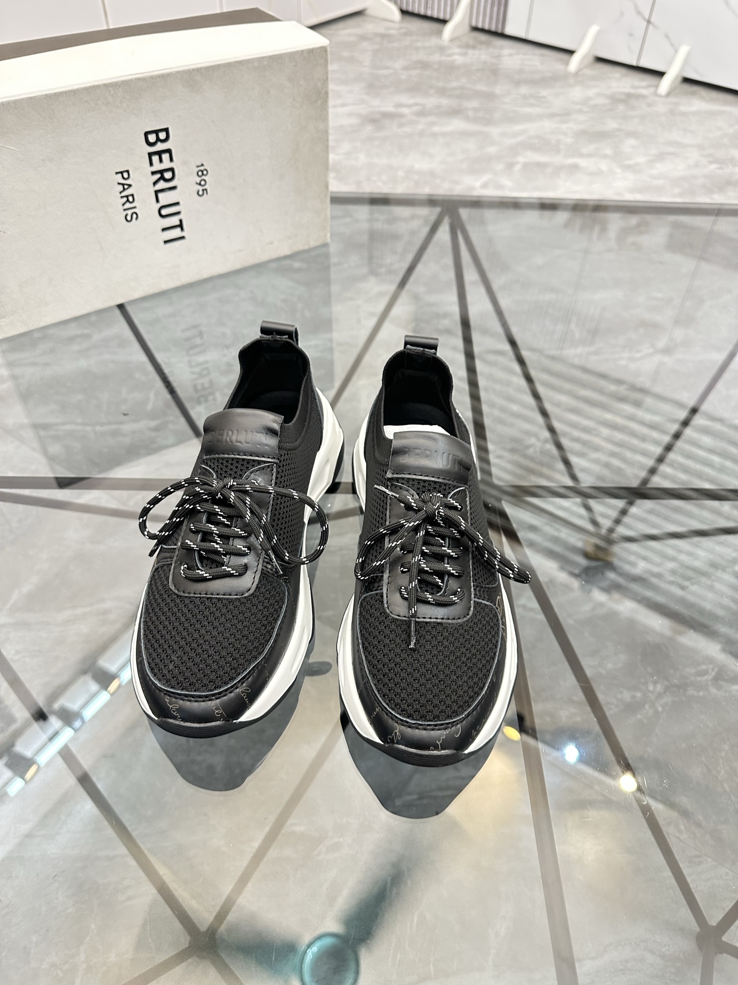 Precio de venta: P180 Marca comercial: Berlut* "Bruti*" lowtop sneakersTalla: 38-44(se puede persona