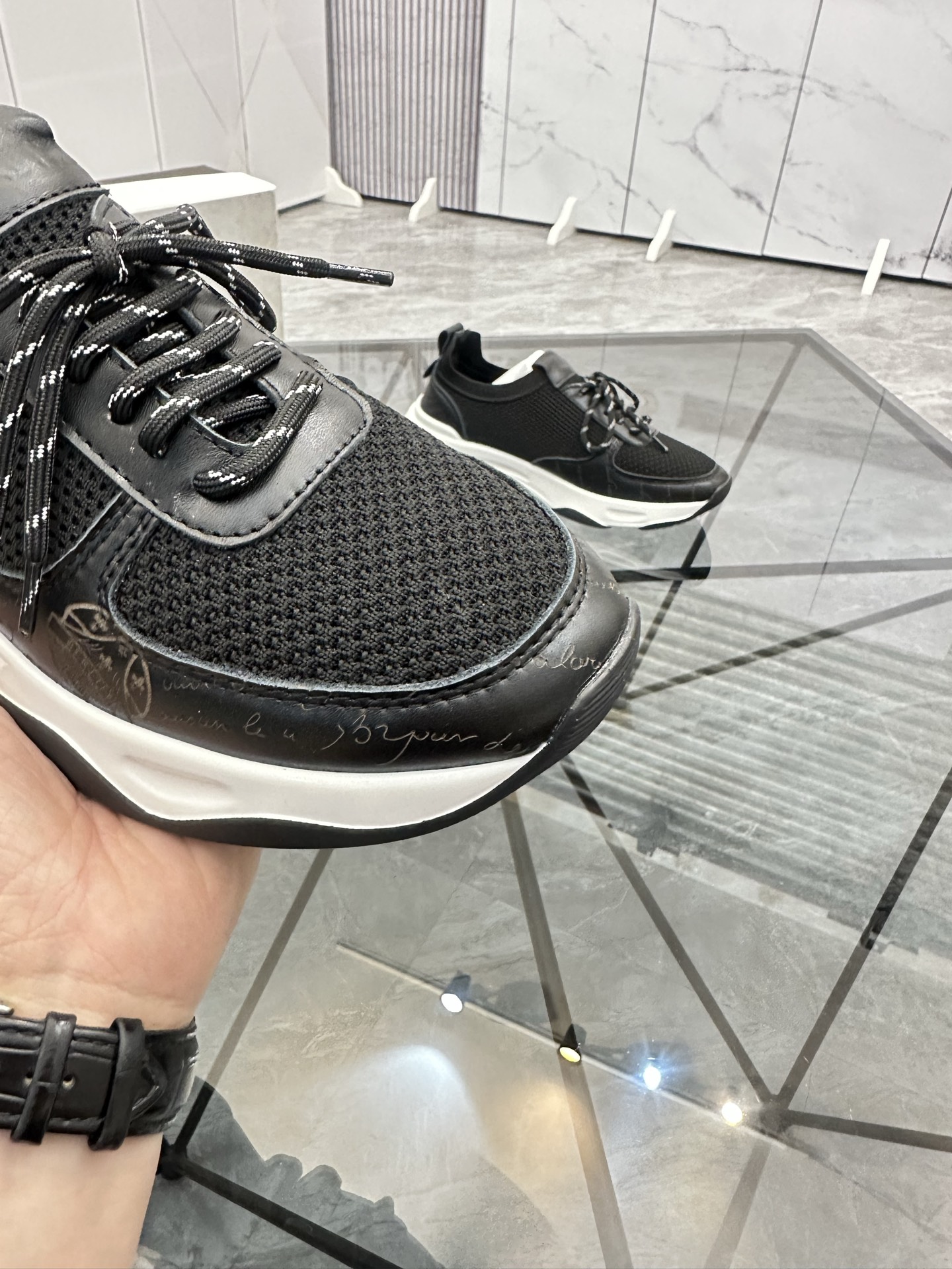 Precio de venta: P180 Marca comercial: Berlut* "Bruti*" lowtop sneakersTalla: 38-44(se puede persona