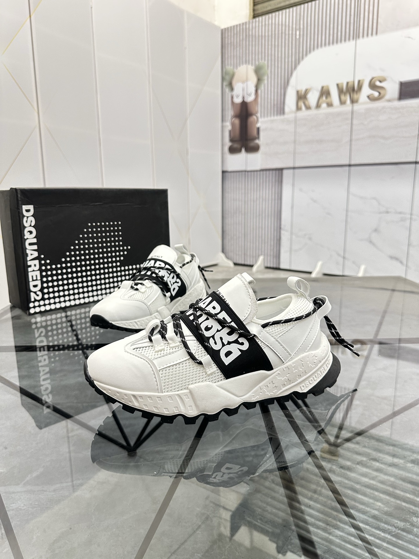 NO:279713,Price: Product trademark Dsquard 