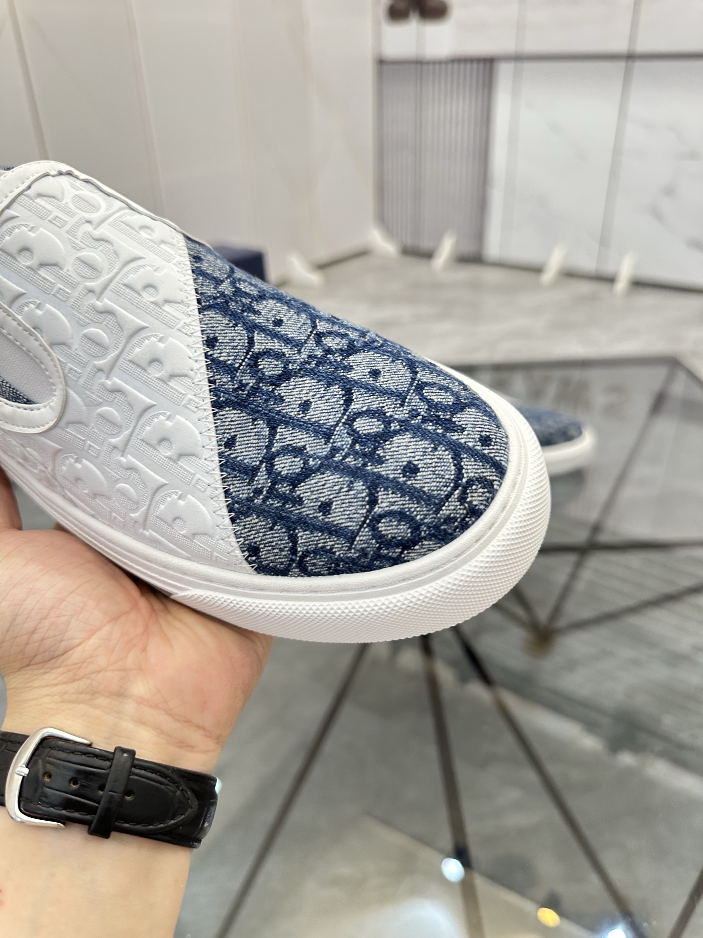Precio de venta: P170 Marca: Dior* Mocasines bajosTalla: 39-44(45,46) EstribosMateriales: Piel de va