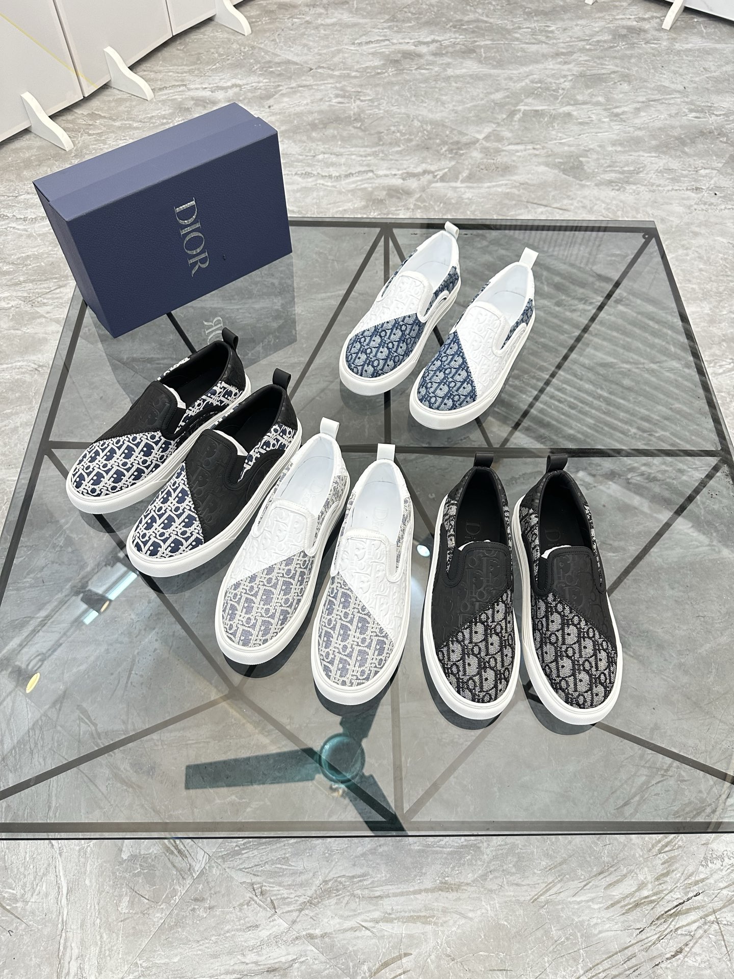 Precio de venta: P170 Marca: Dior* Mocasines bajosTalla: 39-44(45,46) EstribosMateriales: Piel de va