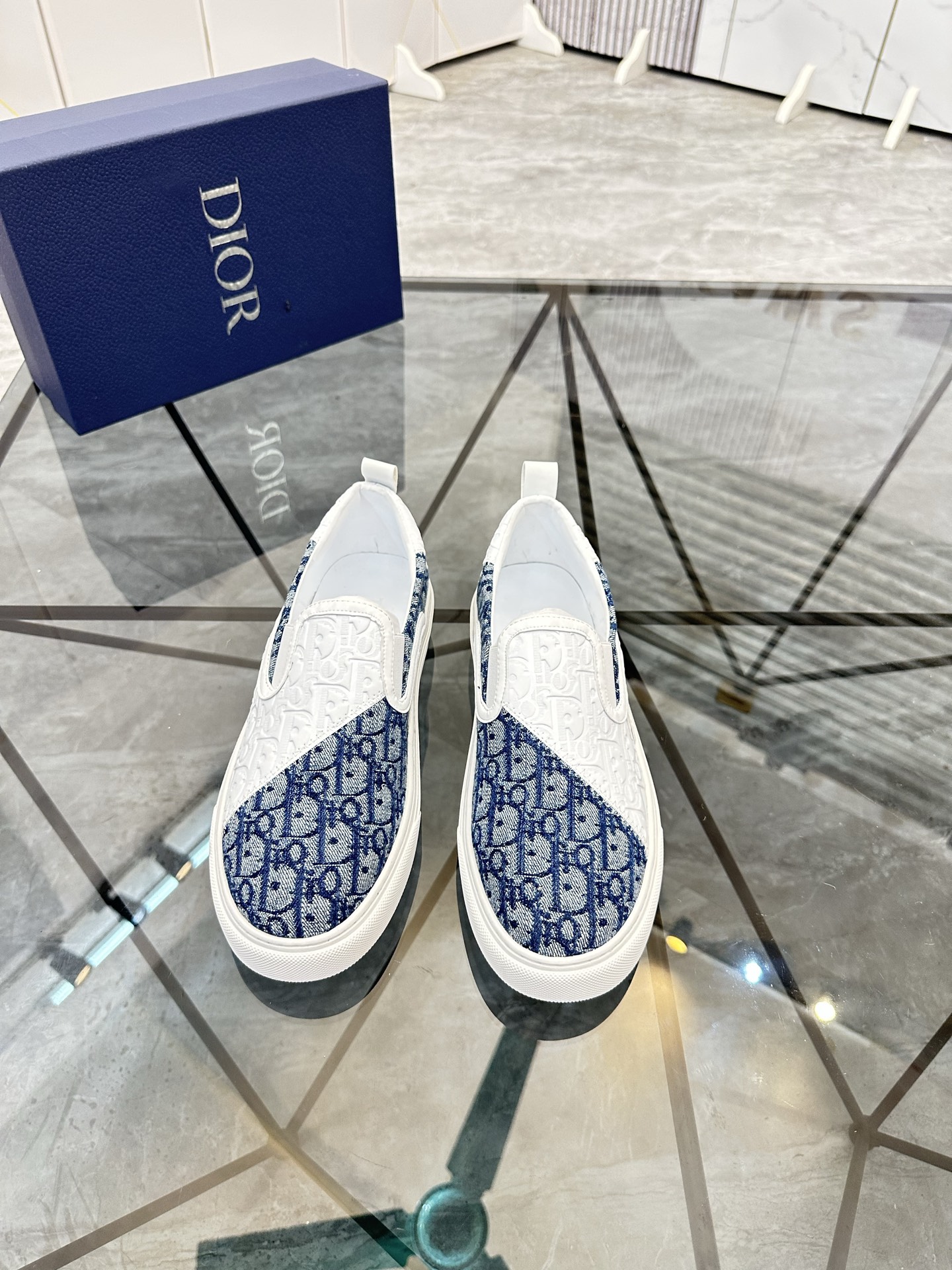 Precio de venta: P170 Marca: Dior* Mocasines bajosTalla: 39-44(45,46) EstribosMateriales: Piel de va