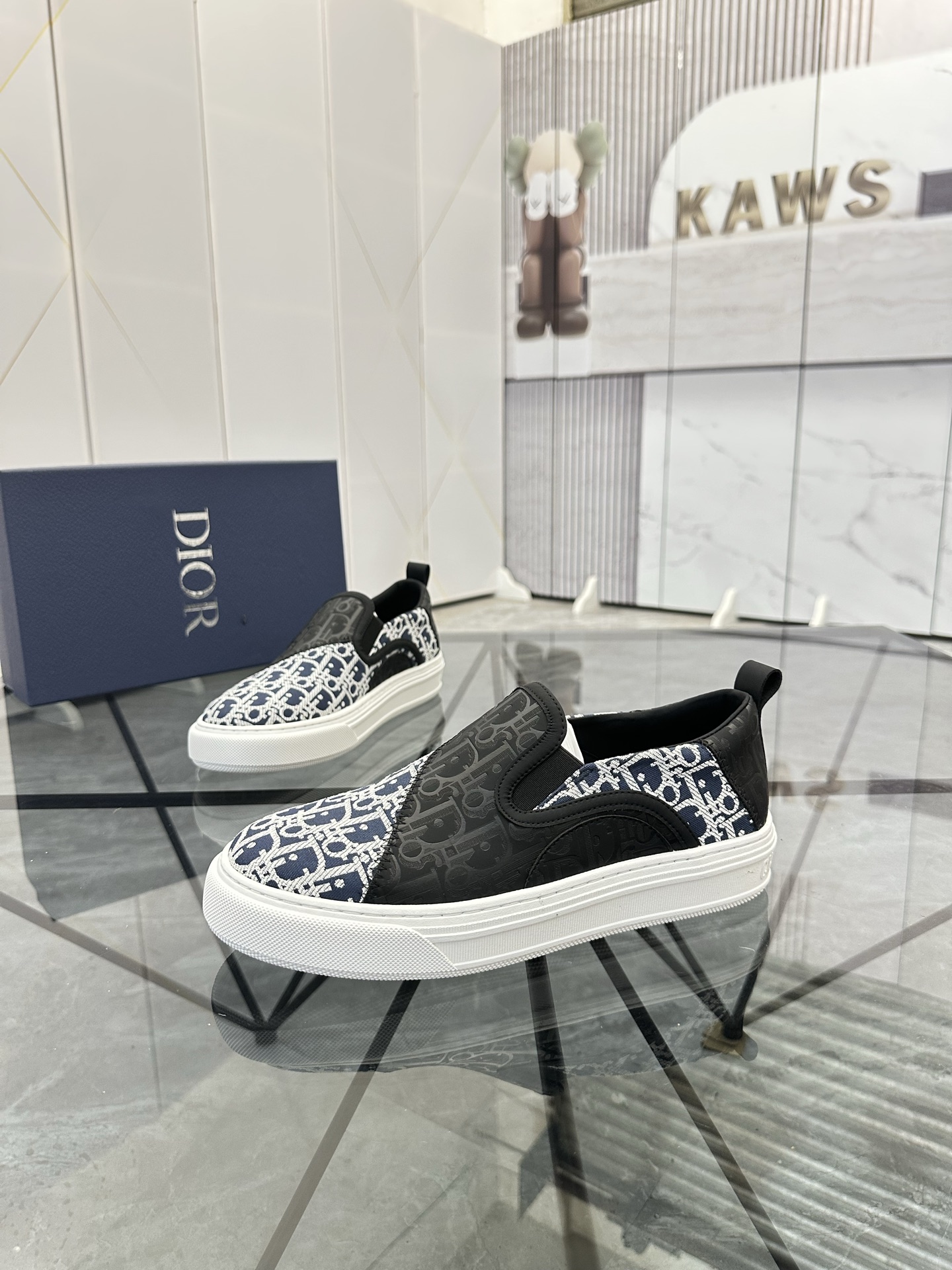 Precio de venta: P170 Marca: Dior* Mocasines bajosTalla: 39-44(45,46) EstribosMateriales: Piel de va