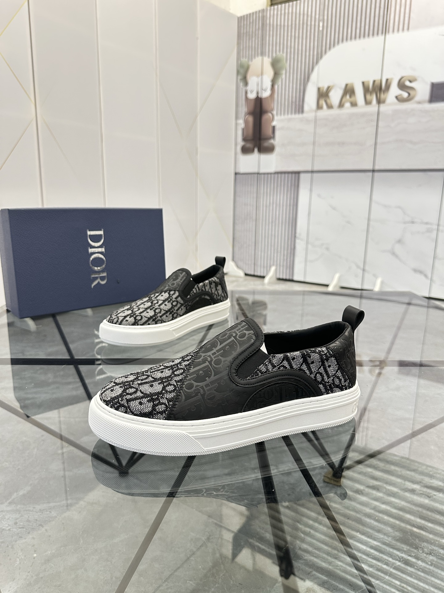 Precio de venta: P170 Marca: Dior* Mocasines bajosTalla: 39-44(45,46) EstribosMateriales: Piel de va