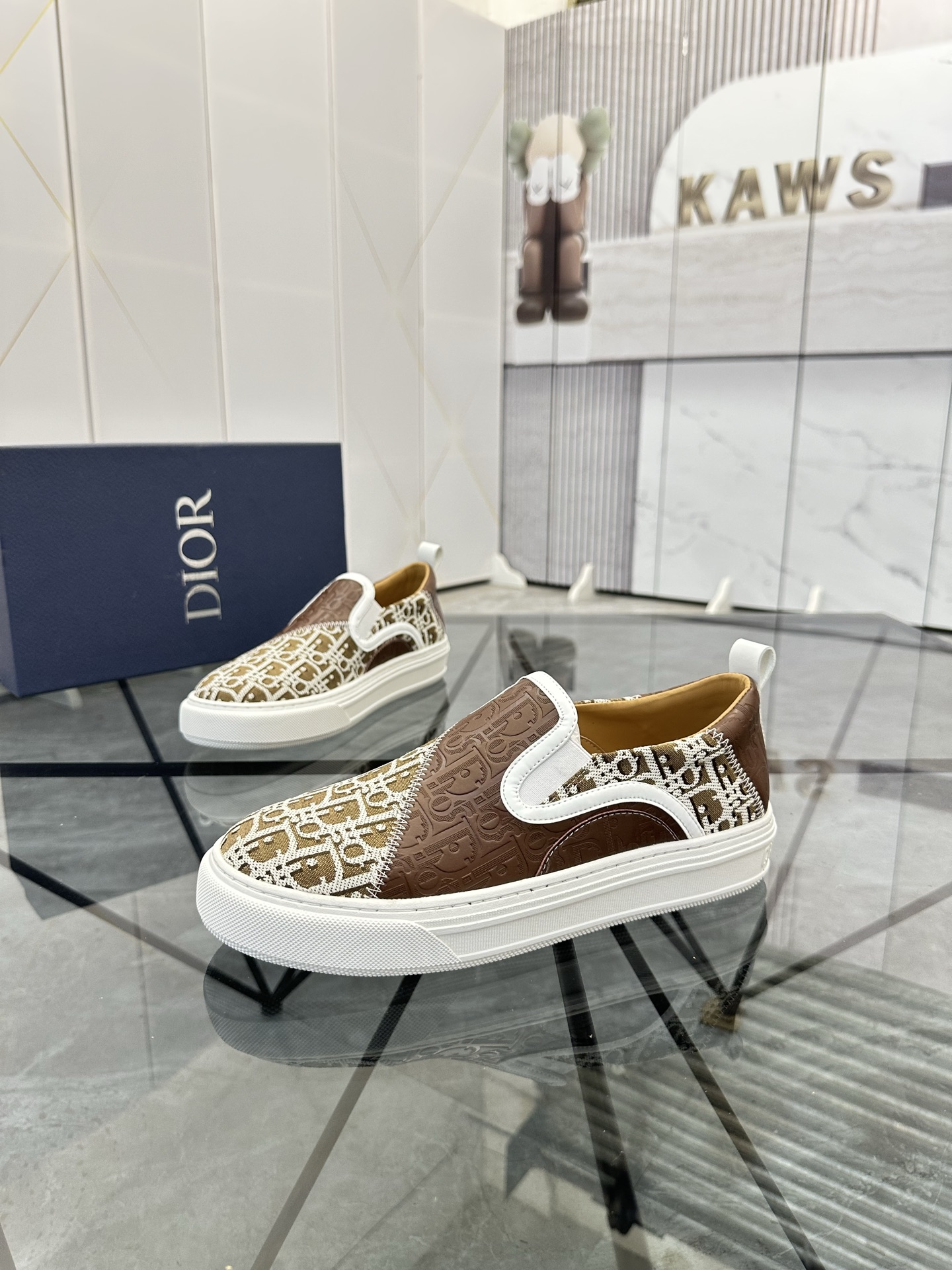 Precio de venta: P170 Marca: Dior* Mocasines bajosTalla: 39-44(45,46) EstribosMateriales: Piel de va