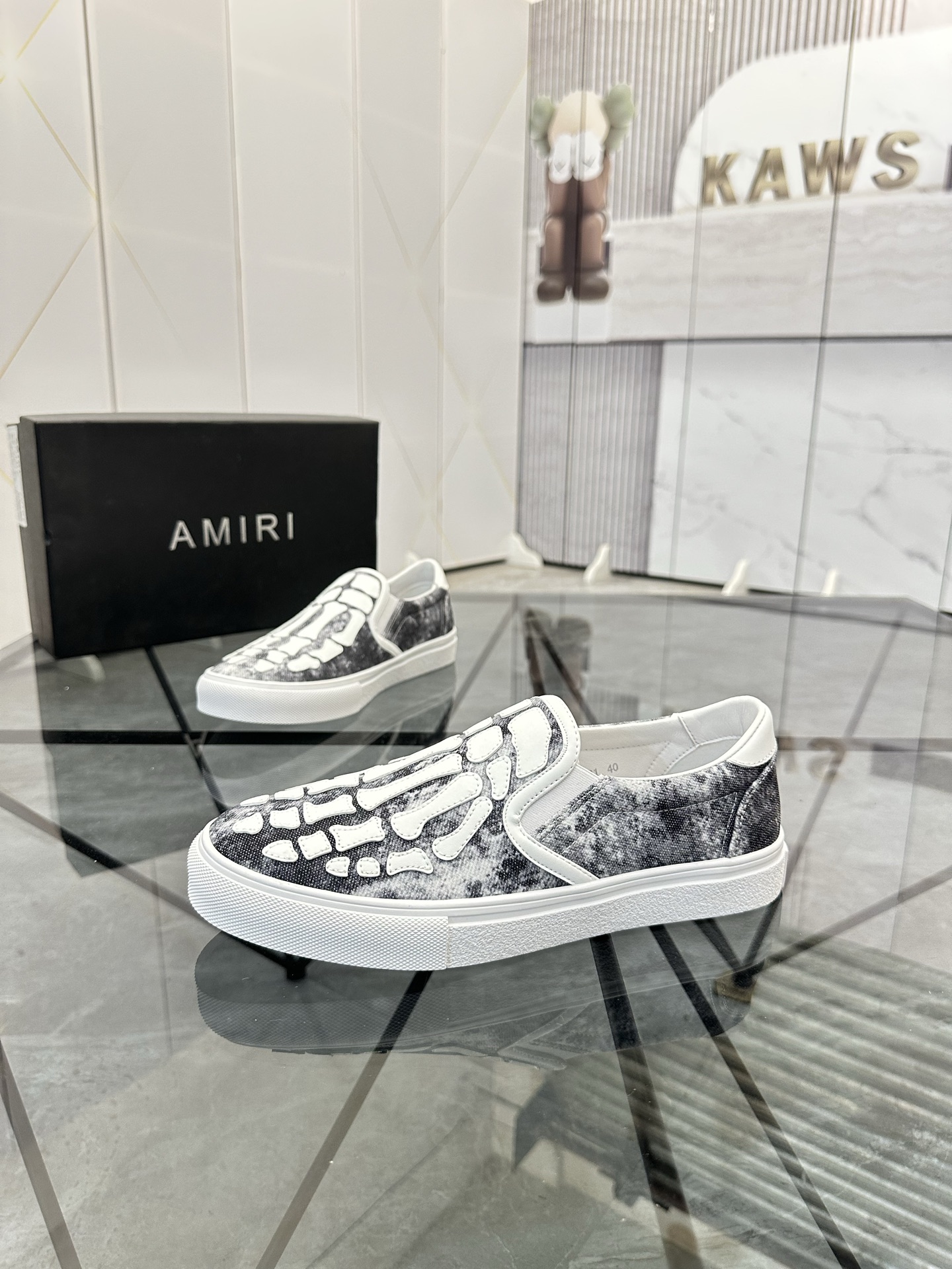 Precio de venta: 180 P Marca: AMIRI* [Emile*] EstribosTalla: 38-44 (37,45,46 disponible)Material: Pa