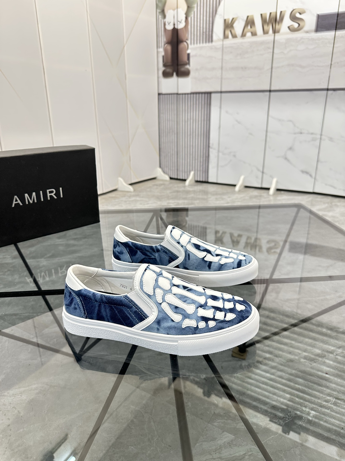 Precio de venta: 180 P Marca: AMIRI* [Emile*] EstribosTalla: 38-44 (37,45,46 disponible)Material: Pa