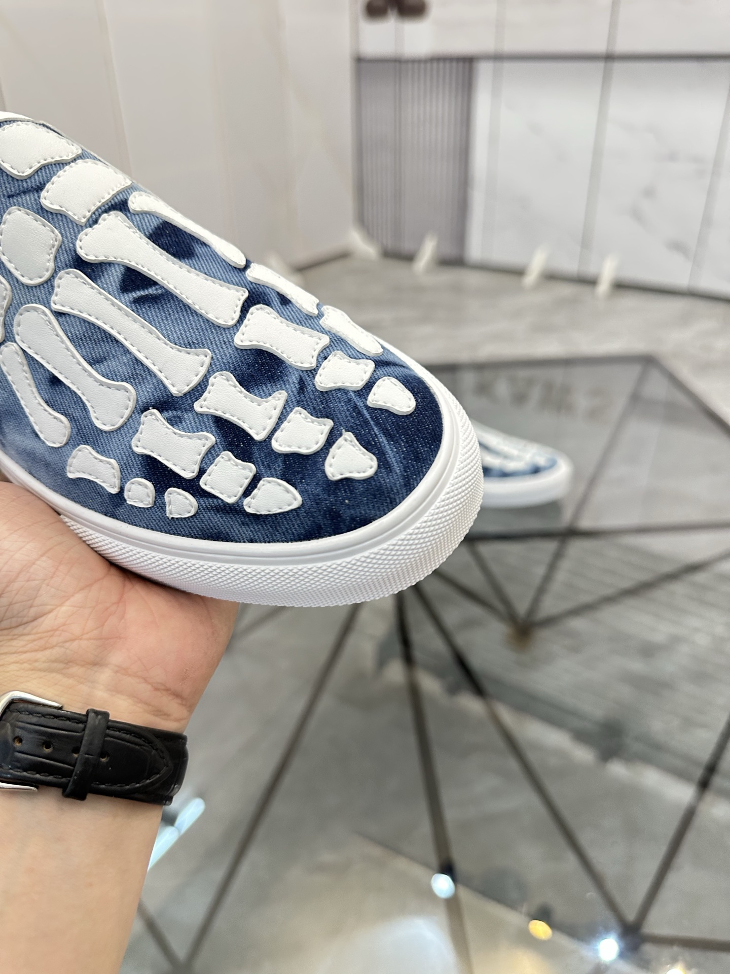 Precio de venta: 180 P Marca: AMIRI* [Emile*] EstribosTalla: 38-44 (37,45,46 disponible)Material: Pa