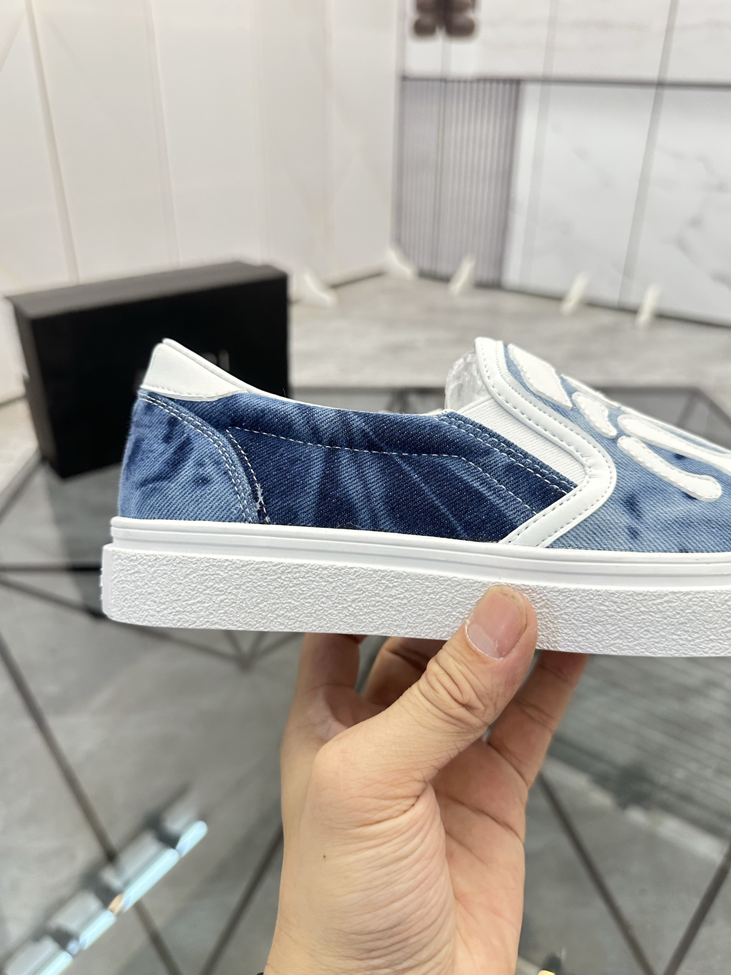 Precio de venta: 180 P Marca: AMIRI* [Emile*] EstribosTalla: 38-44 (37,45,46 disponible)Material: Pa