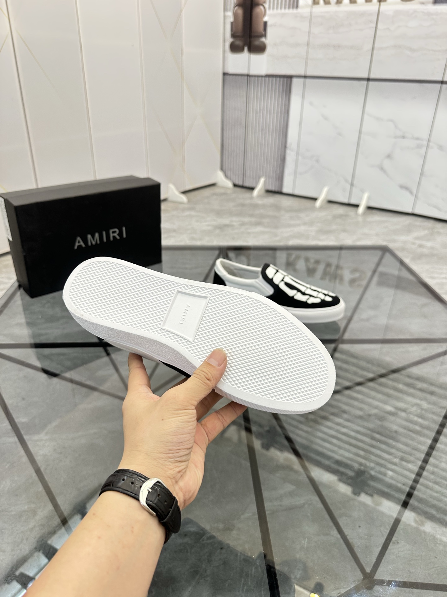 Precio de venta: 180 P Marca: AMIRI* [Emile*] EstribosTalla: 38-44 (37,45,46 disponible)Material: Pa