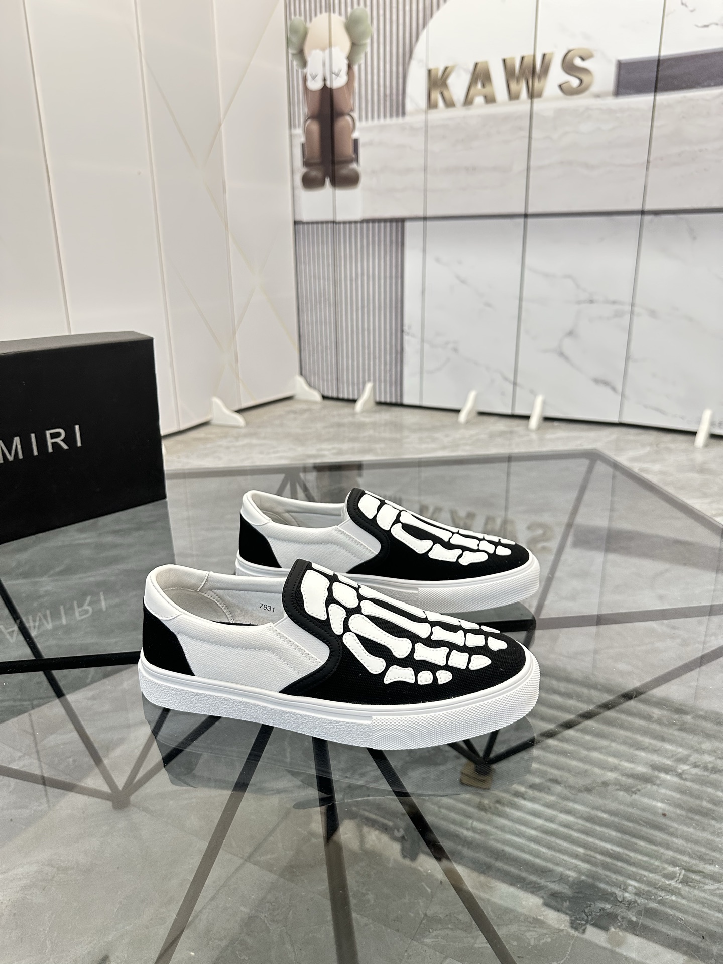 Precio de venta: 180 P Marca: AMIRI* [Emile*] EstribosTalla: 38-44 (37,45,46 disponible)Material: Pa