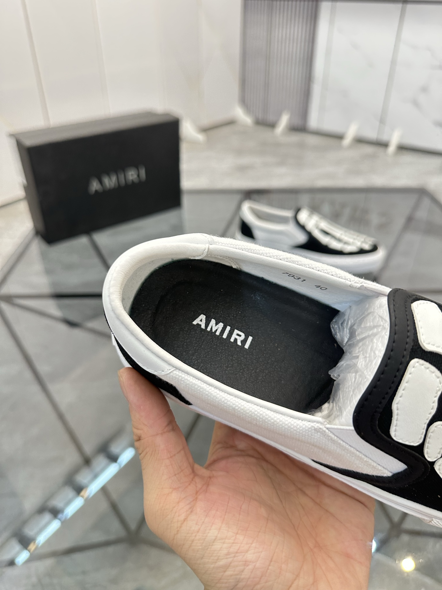 Precio de venta: 180 P Marca: AMIRI* [Emile*] EstribosTalla: 38-44 (37,45,46 disponible)Material: Pa