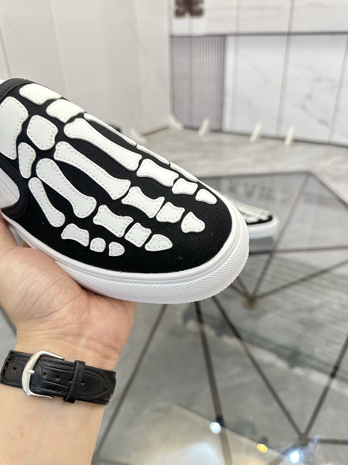 Precio de venta: 180 P Marca: AMIRI* [Emile*] EstribosTalla: 38-44 (37,45,46 disponible)Material: Pa