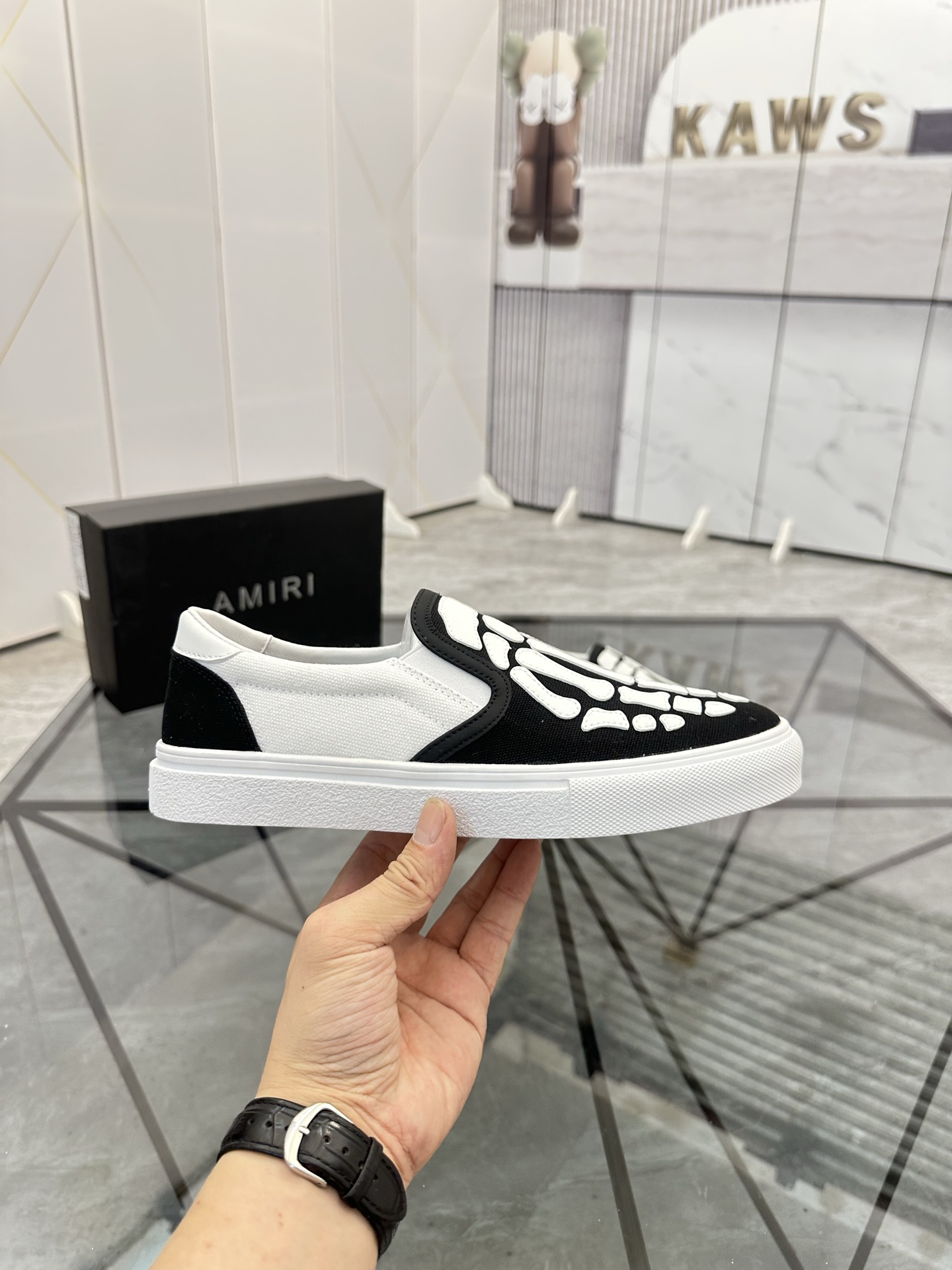 Precio de venta: 180 P Marca: AMIRI* [Emile*] EstribosTalla: 38-44 (37,45,46 disponible)Material: Pa
