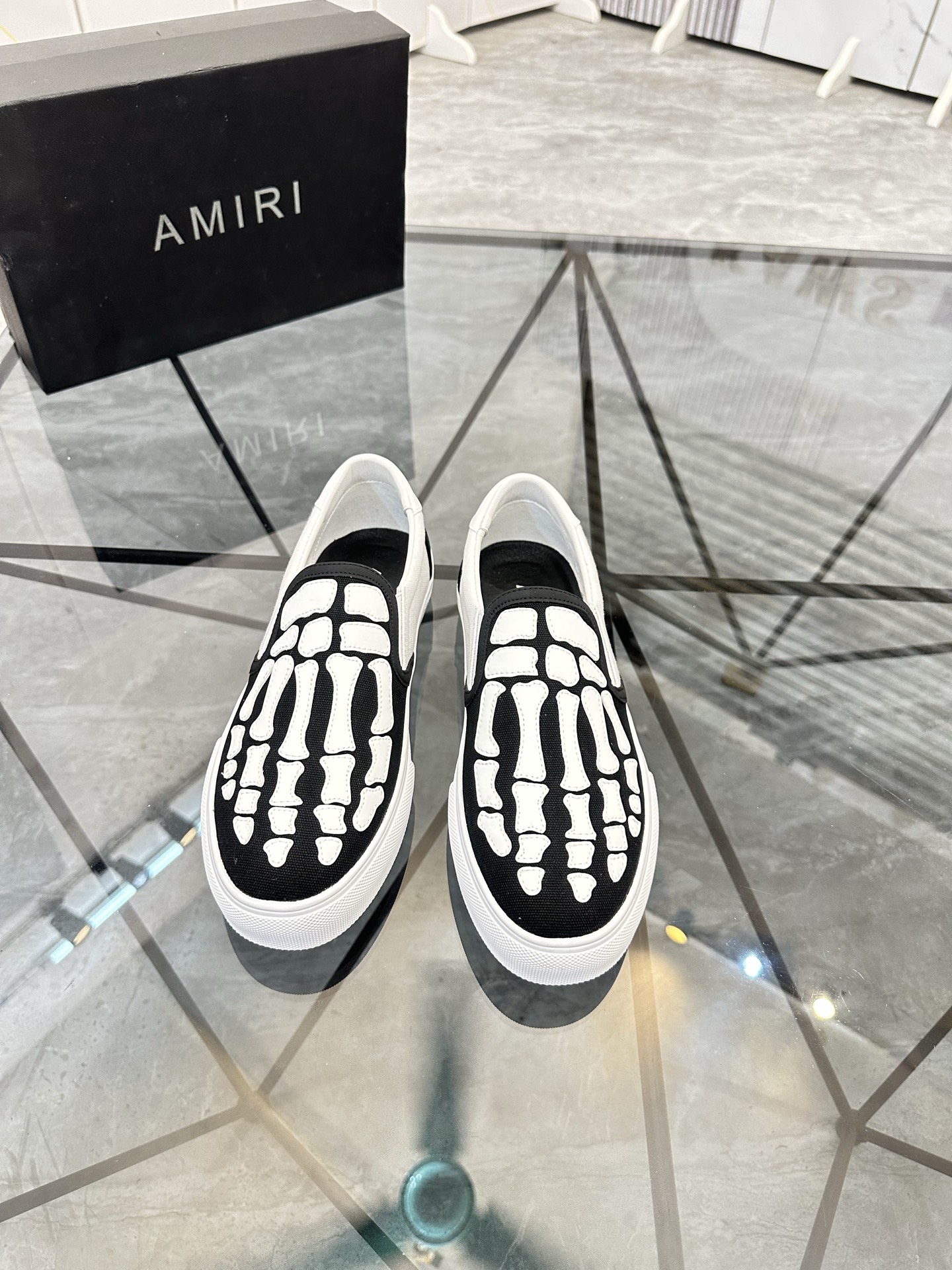 Precio de venta: 180 P Marca: AMIRI* [Emile*] EstribosTalla: 38-44 (37,45,46 disponible)Material: Pa