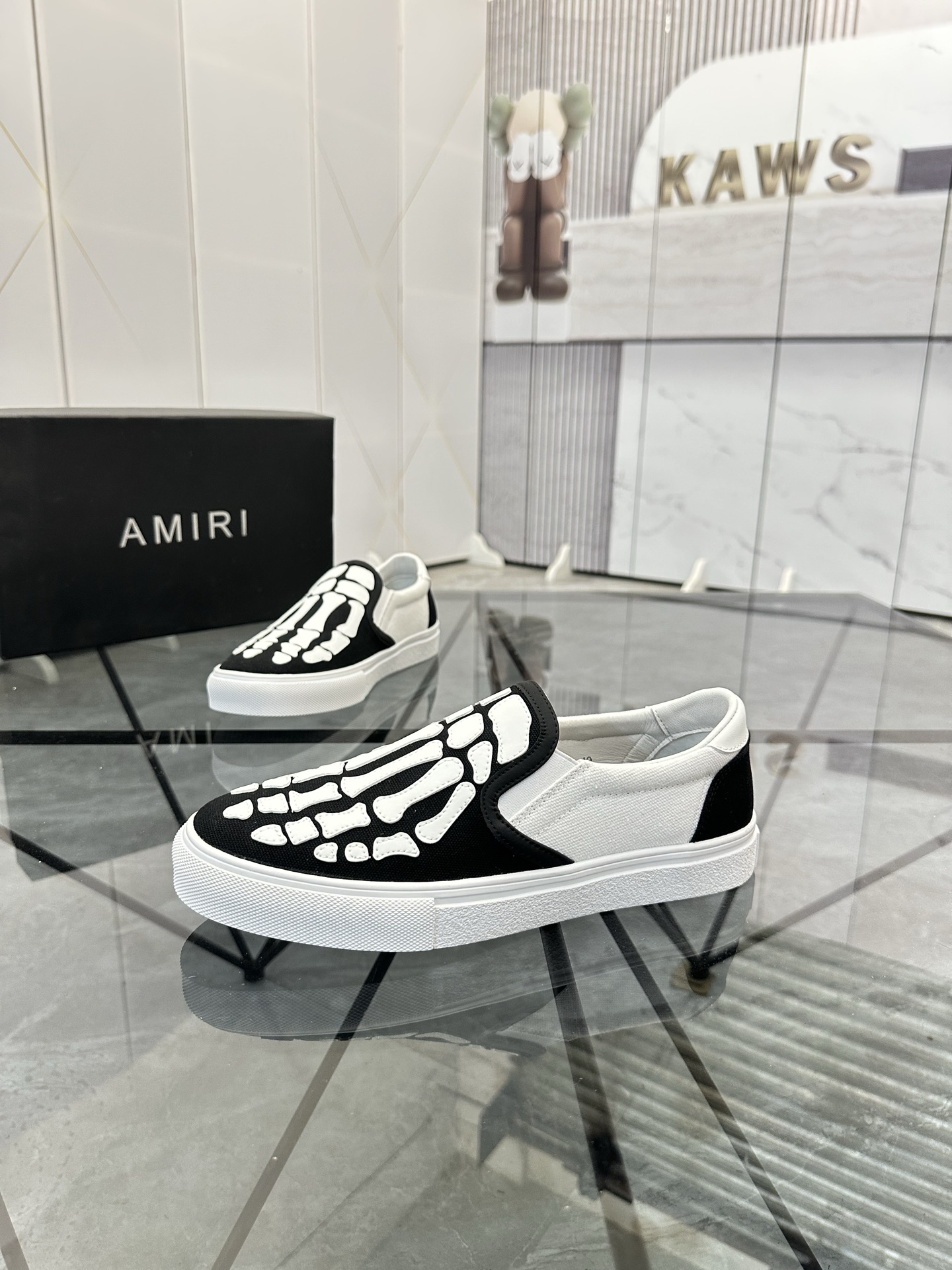 Precio de venta: 180 P Marca: AMIRI* [Emile*] EstribosTalla: 38-44 (37,45,46 disponible)Material: Pa