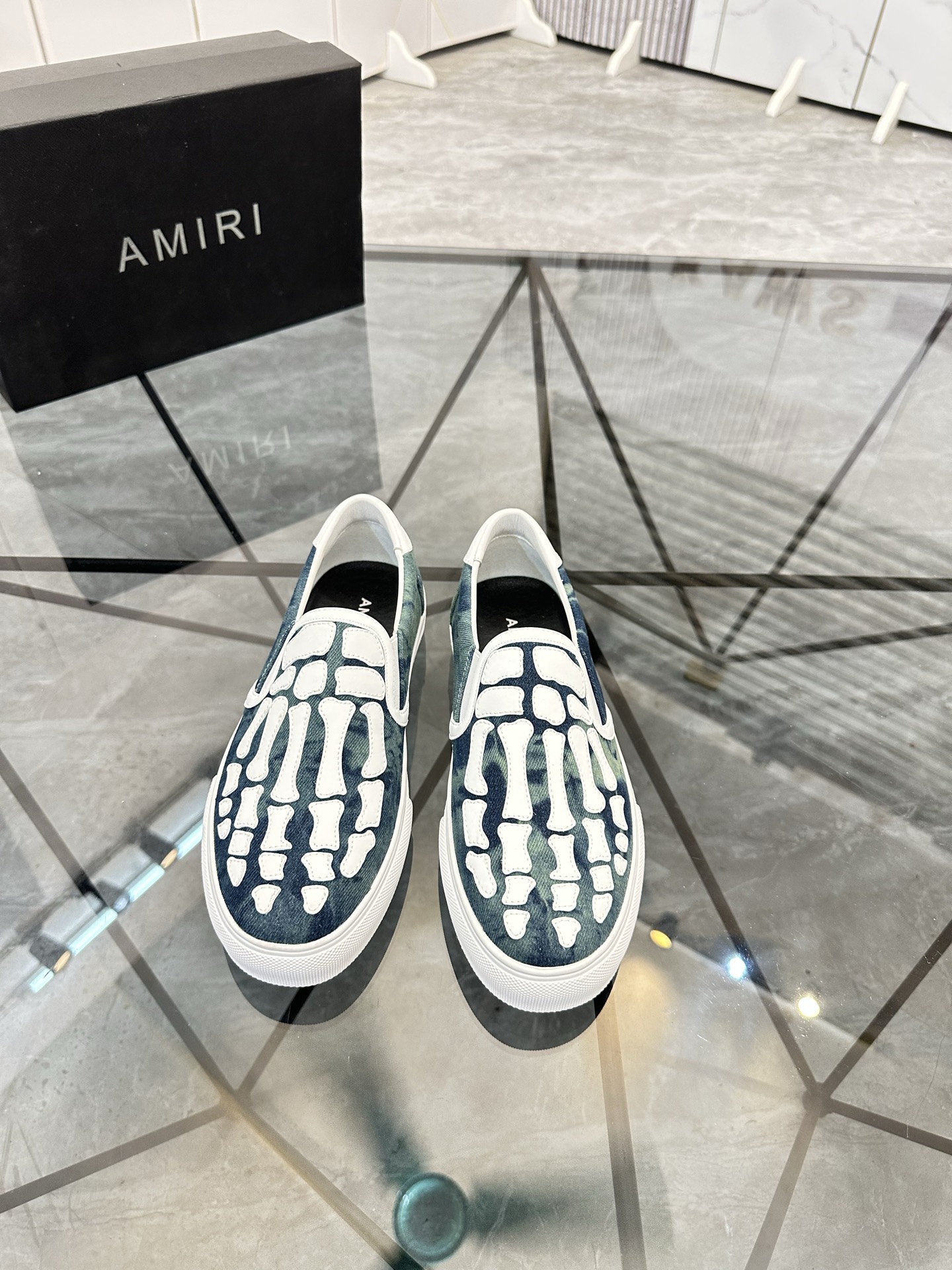 Precio de venta: 180 P Marca: AMIRI* [Emile*] EstribosTalla: 38-44 (37,45,46 disponible)Material: Pa
