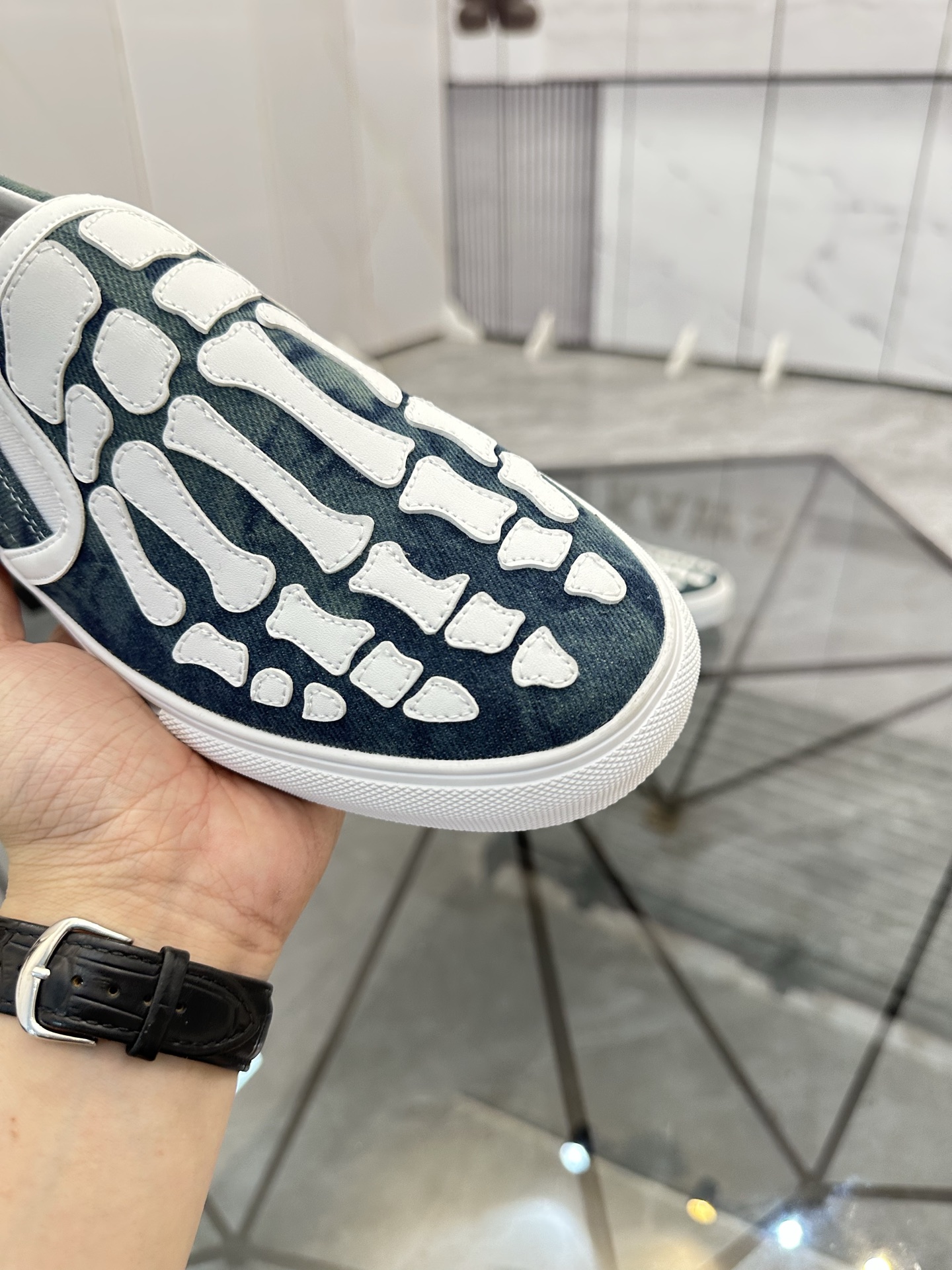 Precio de venta: 180 P Marca: AMIRI* [Emile*] EstribosTalla: 38-44 (37,45,46 disponible)Material: Pa