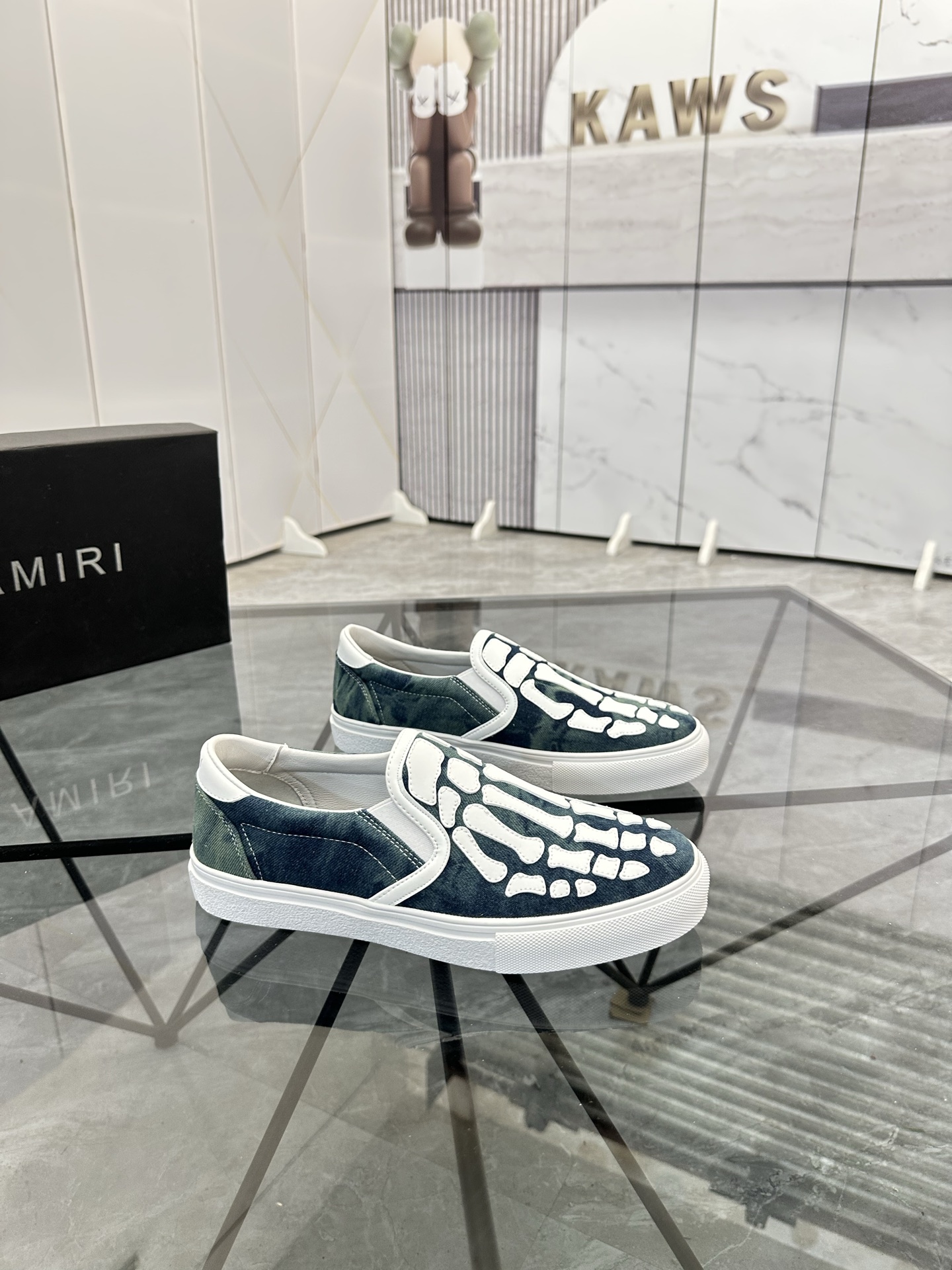 Precio de venta: 180 P Marca: AMIRI* [Emile*] EstribosTalla: 38-44 (37,45,46 disponible)Material: Pa
