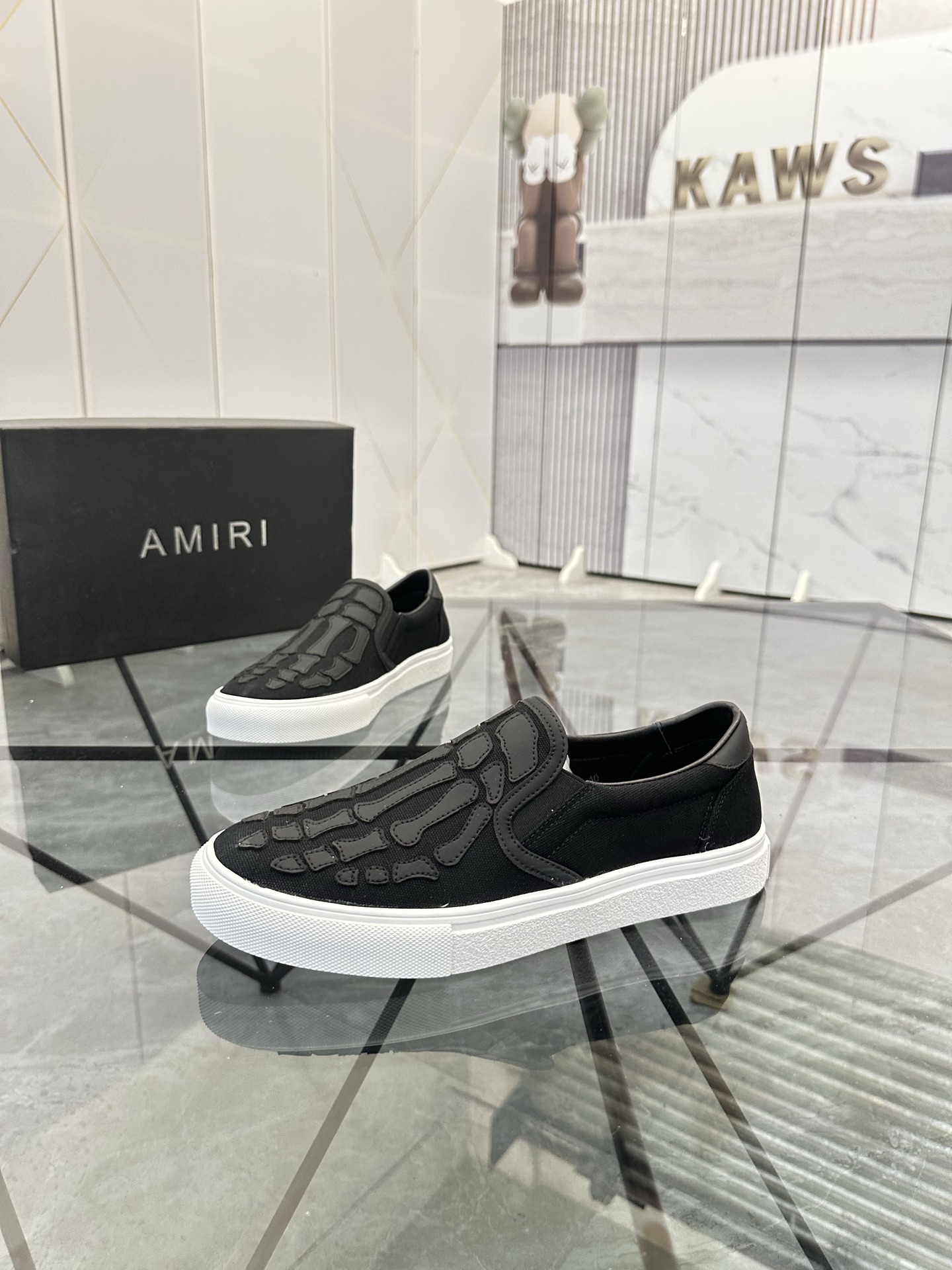 Precio de venta: 180 P Marca: AMIRI* [Emile*] EstribosTalla: 38-44 (37,45,46 disponible)Material: Pa