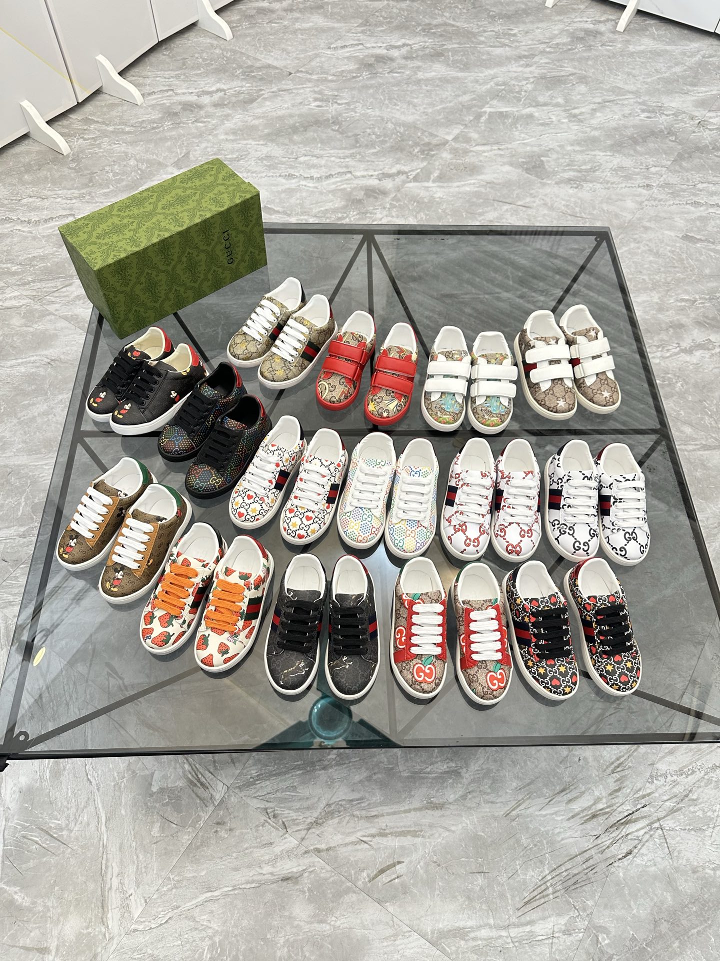 Precio de venta: P120 Zapatos para niñosMarca: Gucci* "Gucci*" mocasines bajosTalla: 23-35Materiales