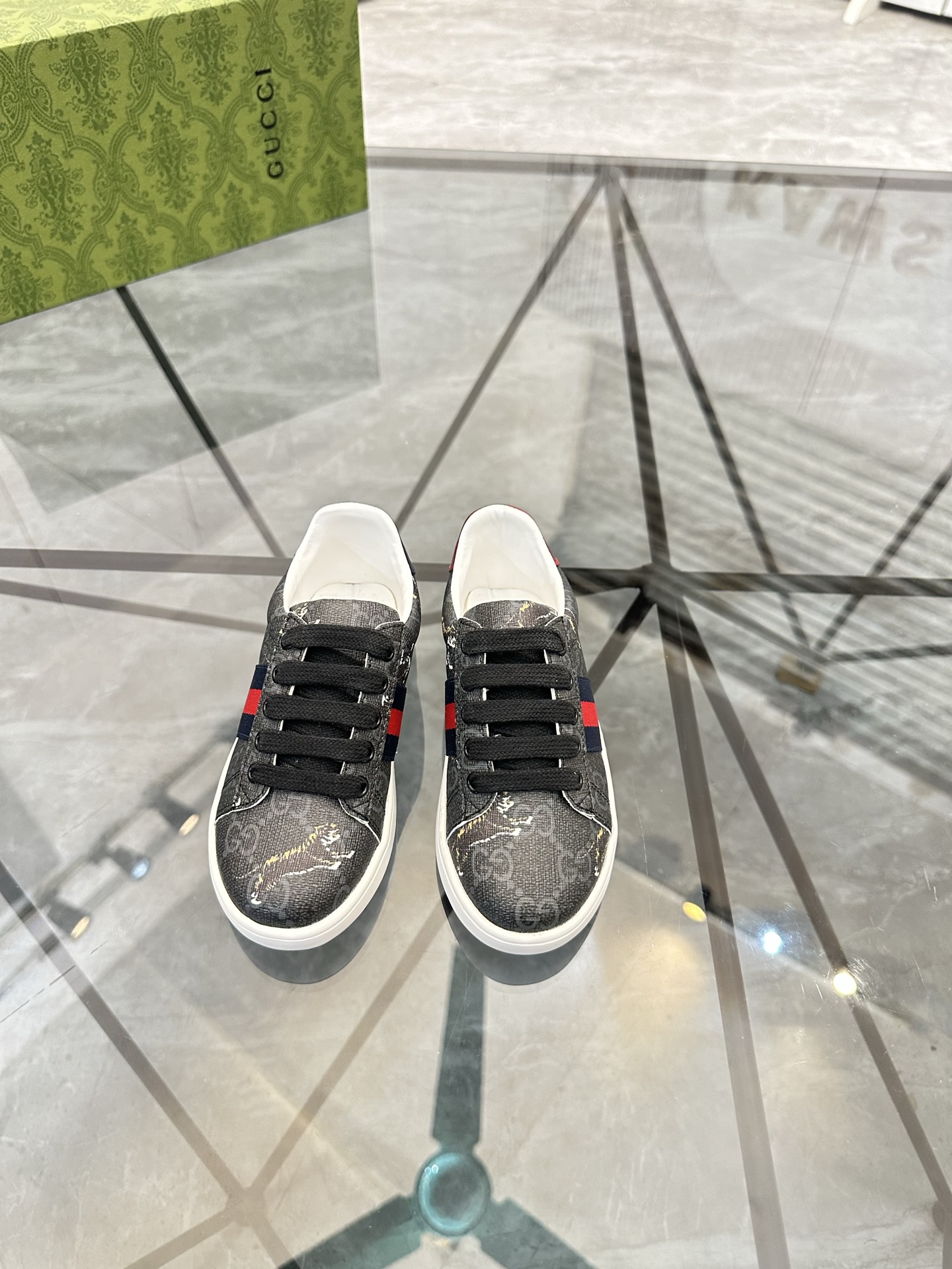 Precio de venta: P120 Zapatos para niñosMarca: Gucci* "Gucci*" mocasines bajosTalla: 23-35Materiales