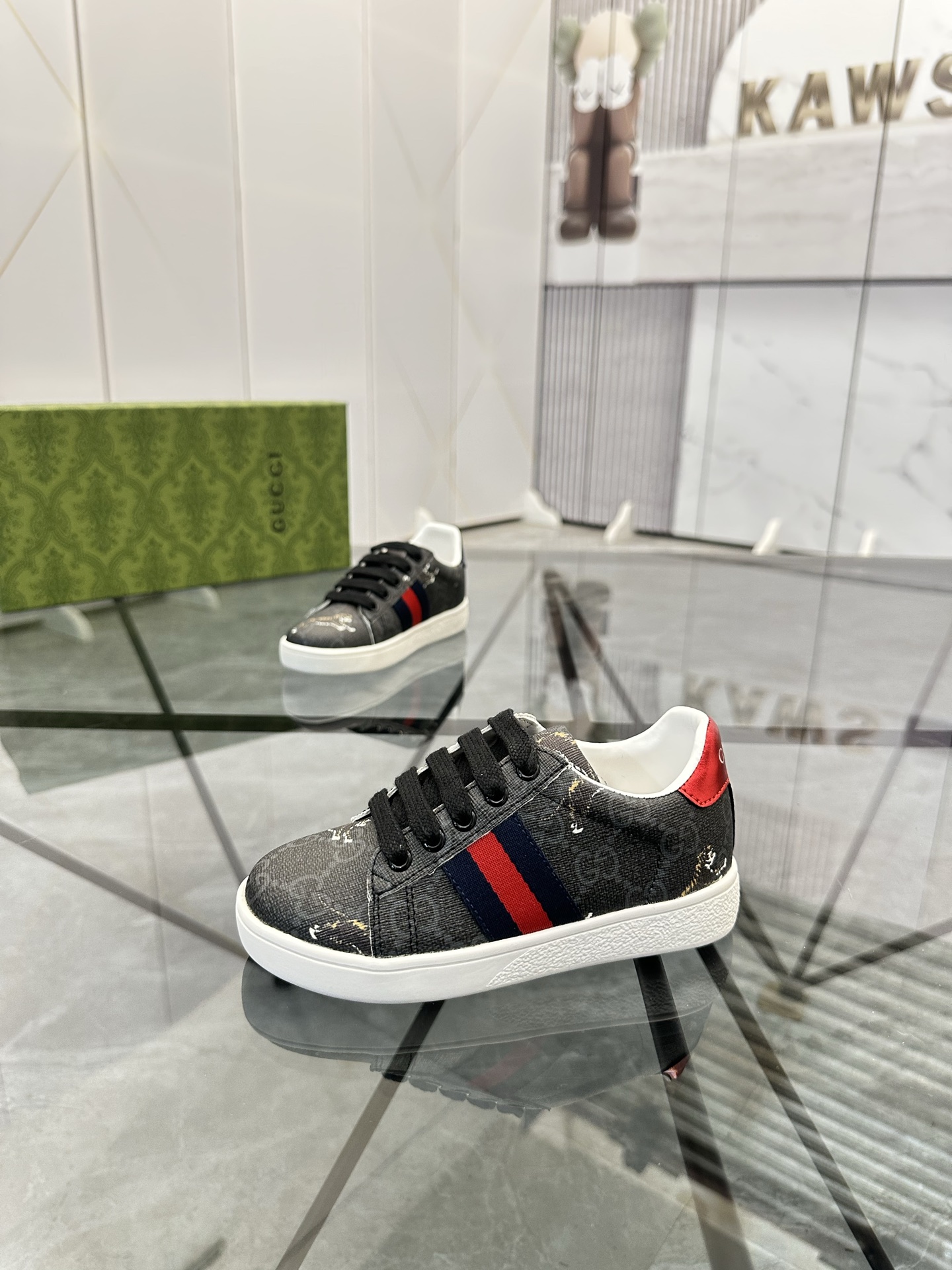 Precio de venta: P120 Zapatos para niñosMarca: Gucci* 
