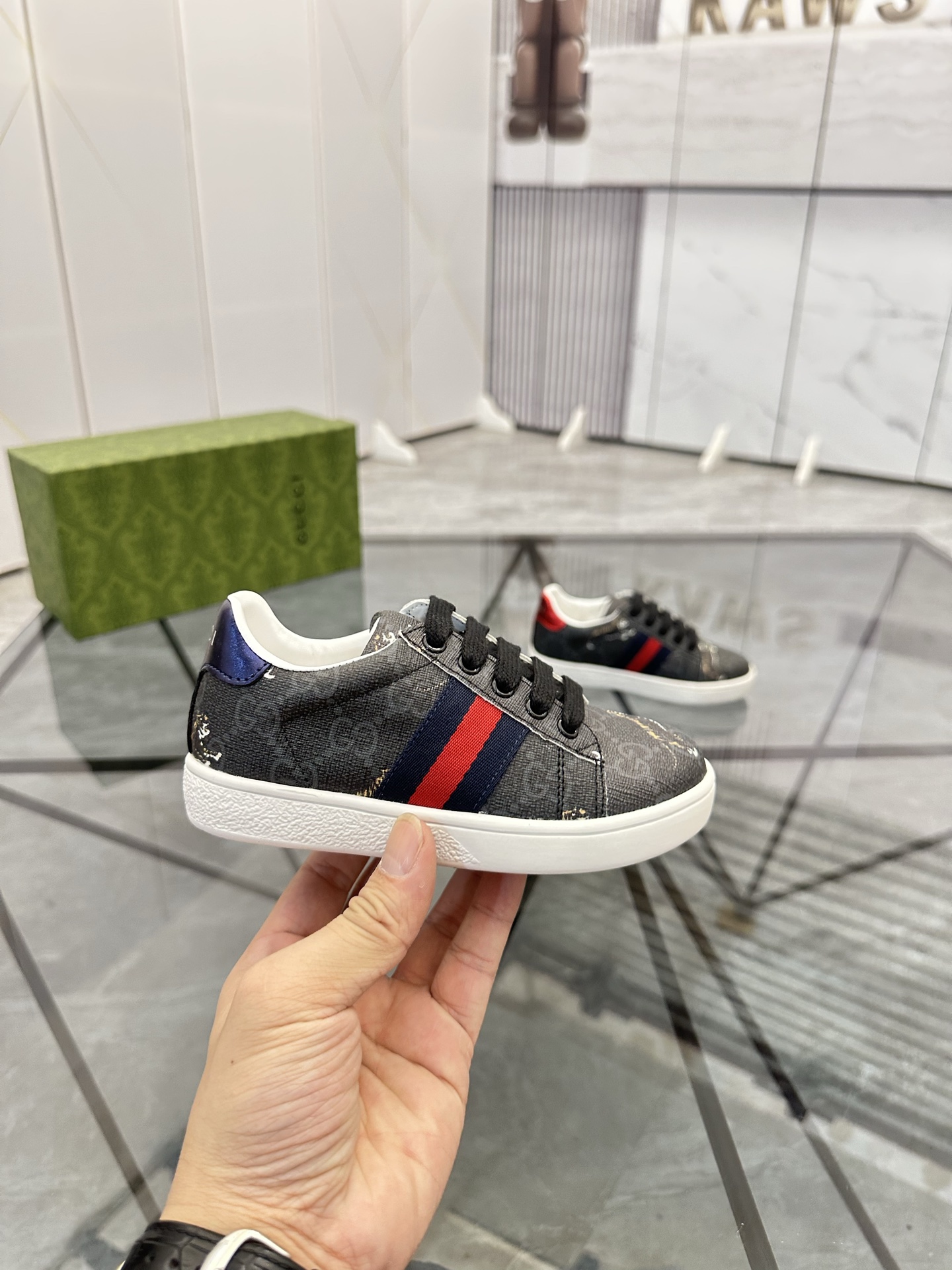 Precio de venta: P120 Zapatos para niñosMarca: Gucci* "Gucci*" mocasines bajosTalla: 23-35Materiales