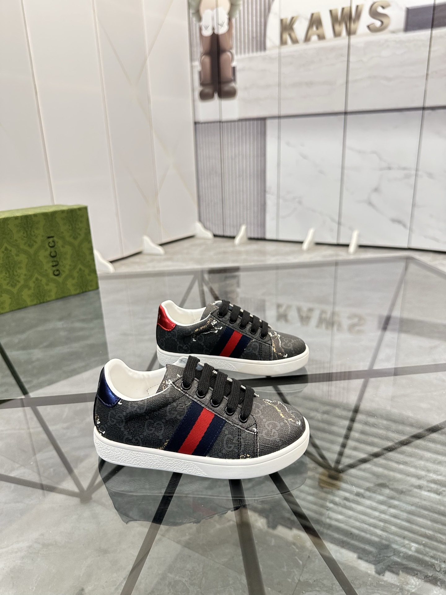 Precio de venta: P120 Zapatos para niñosMarca: Gucci* "Gucci*" mocasines bajosTalla: 23-35Materiales
