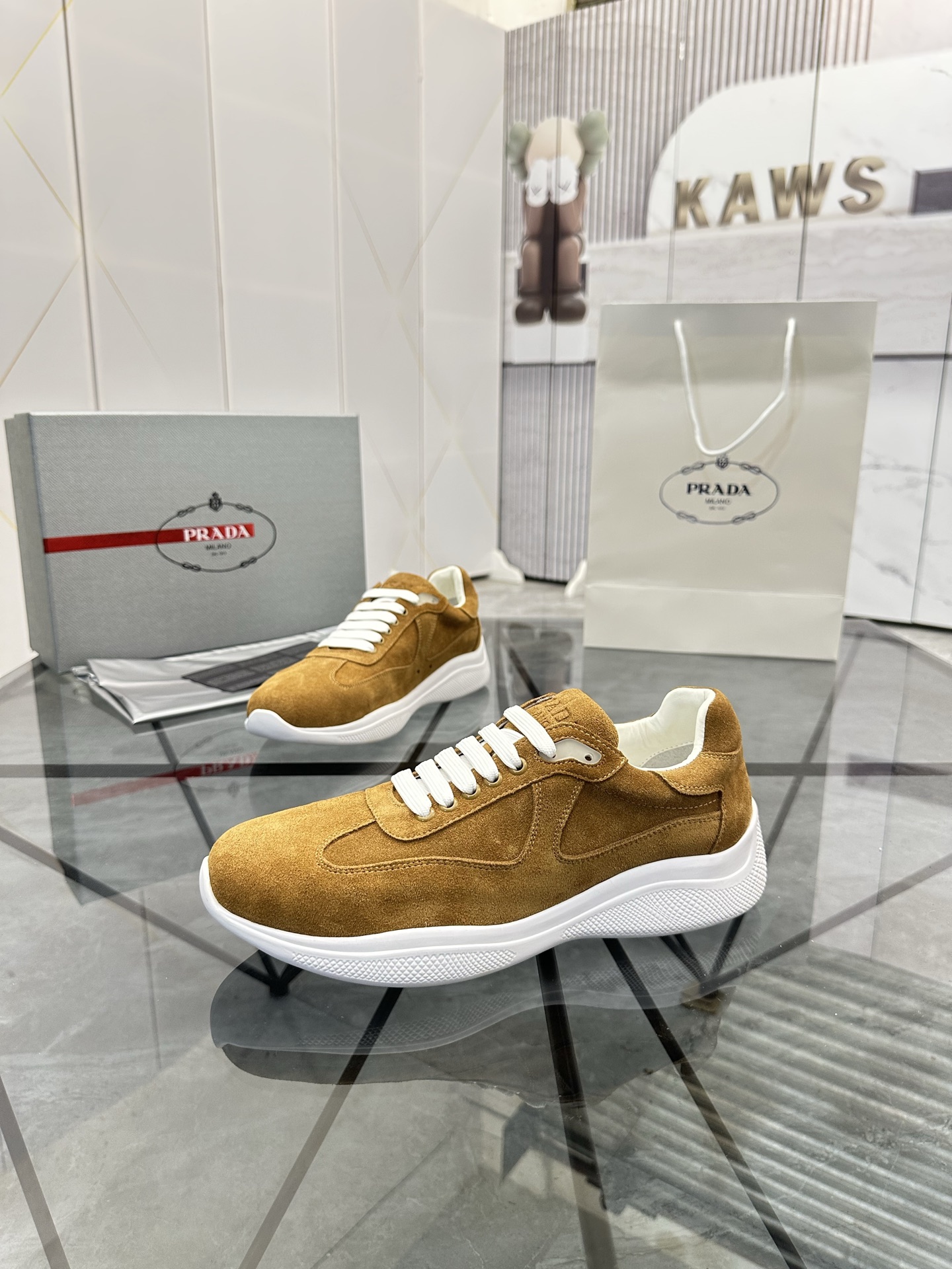 Precio de venta: P250 Artículos de alta gama y máxima calidadMarca: Prada *