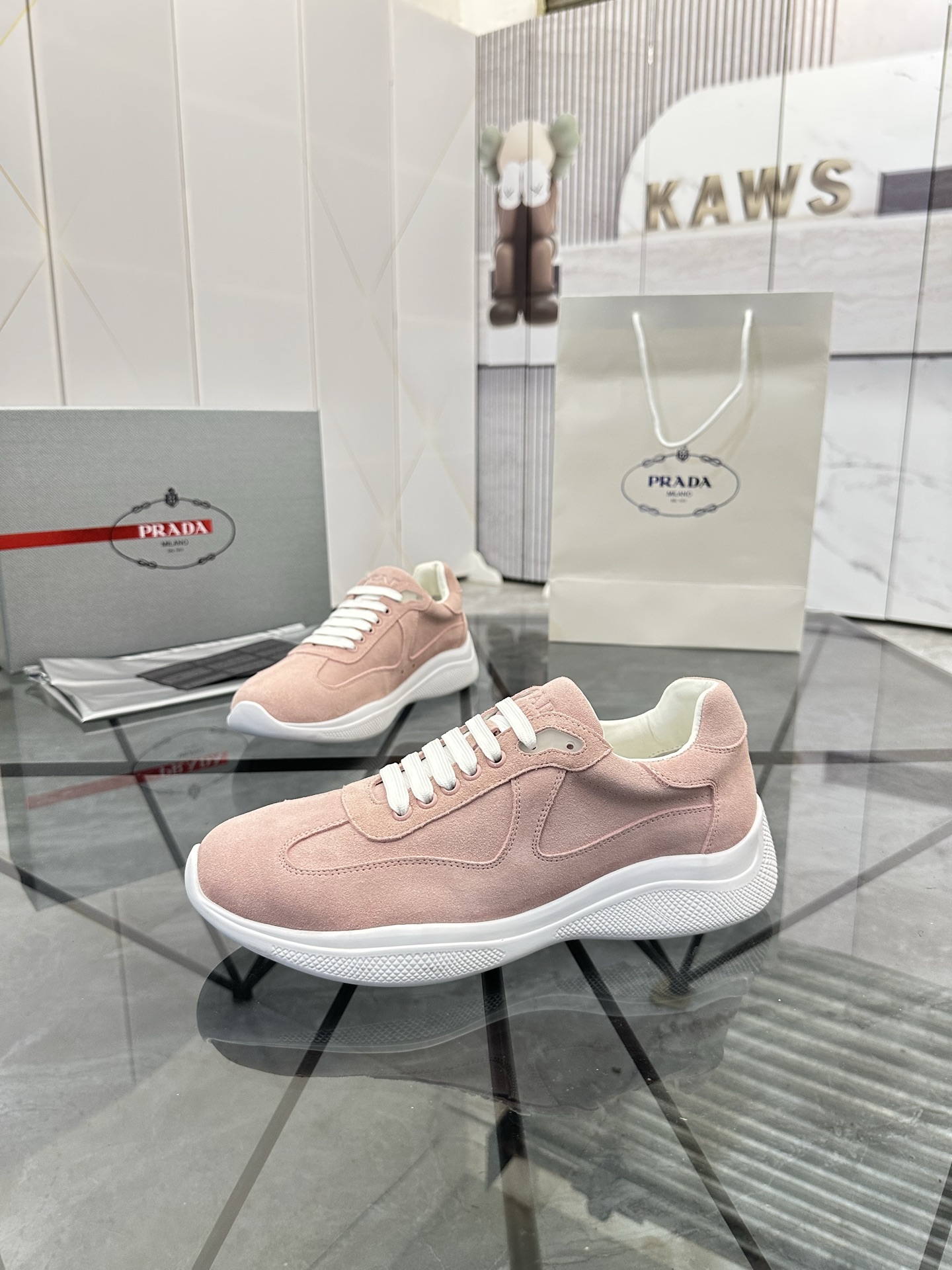 Precio de venta: P250 Artículos de alta gama y máxima calidadMarca: Prada *