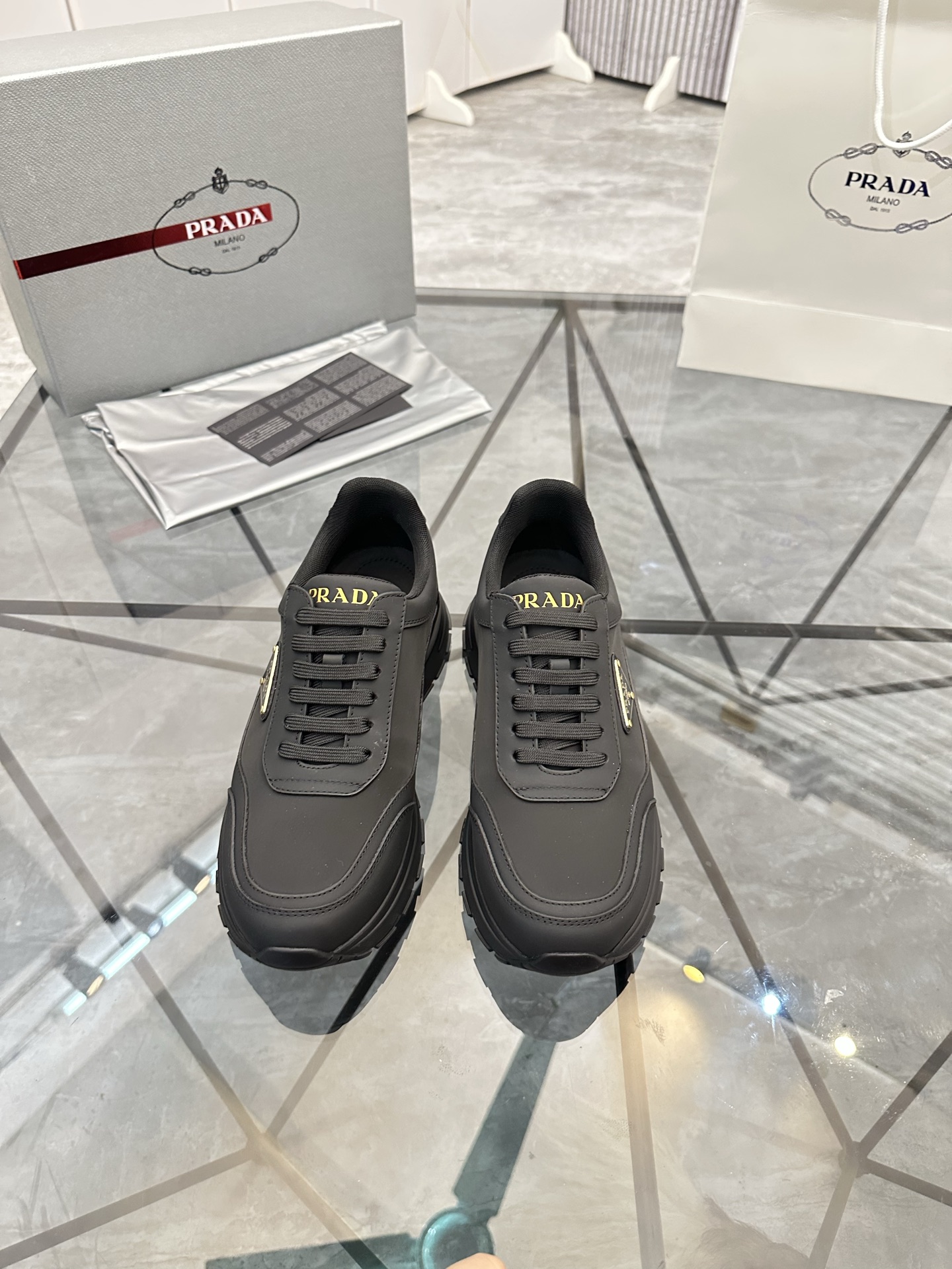 Precio de venta: P270 Artículos de alta gama y máxima calidadMarca: Prada *"Prada*" mocasines de cañ