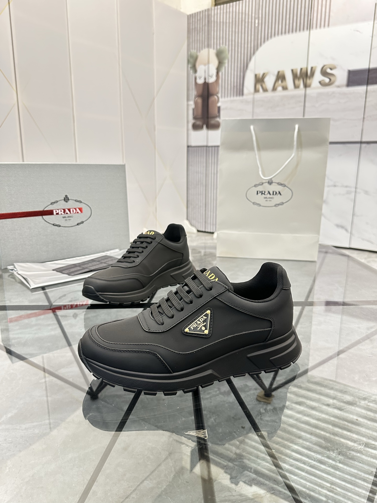 Precio de venta: P270 Artículos de alta gama y máxima calidadMarca: Prada *