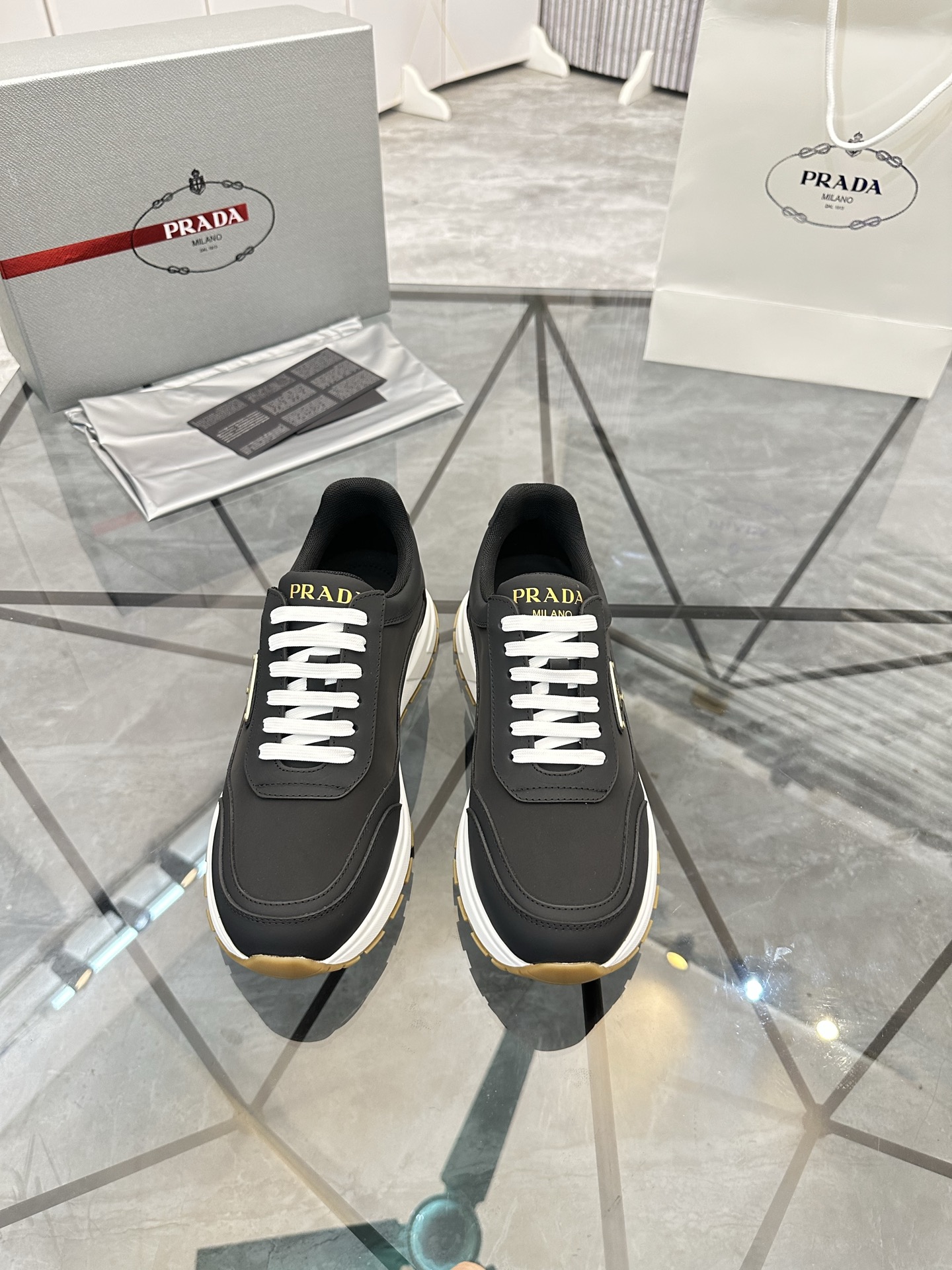 Precio de venta: P270 Artículos de alta gama y máxima calidadMarca: Prada *"Prada*" mocasines de cañ