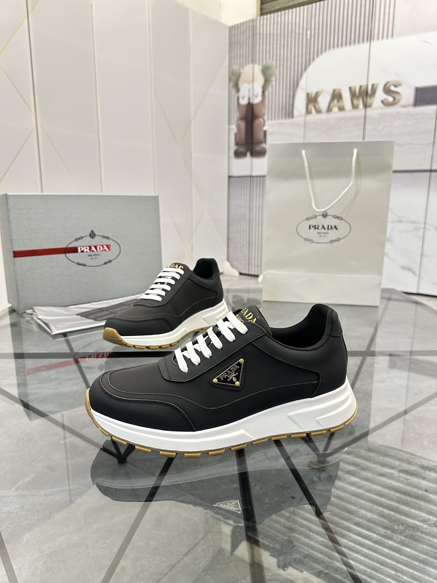Precio de venta: P270 Artículos de alta gama y máxima calidadMarca: Prada *