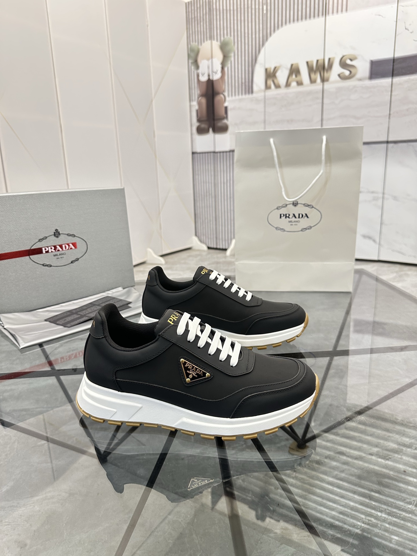 Precio de venta: P270 Artículos de alta gama y máxima calidadMarca: Prada *"Prada*" mocasines de cañ