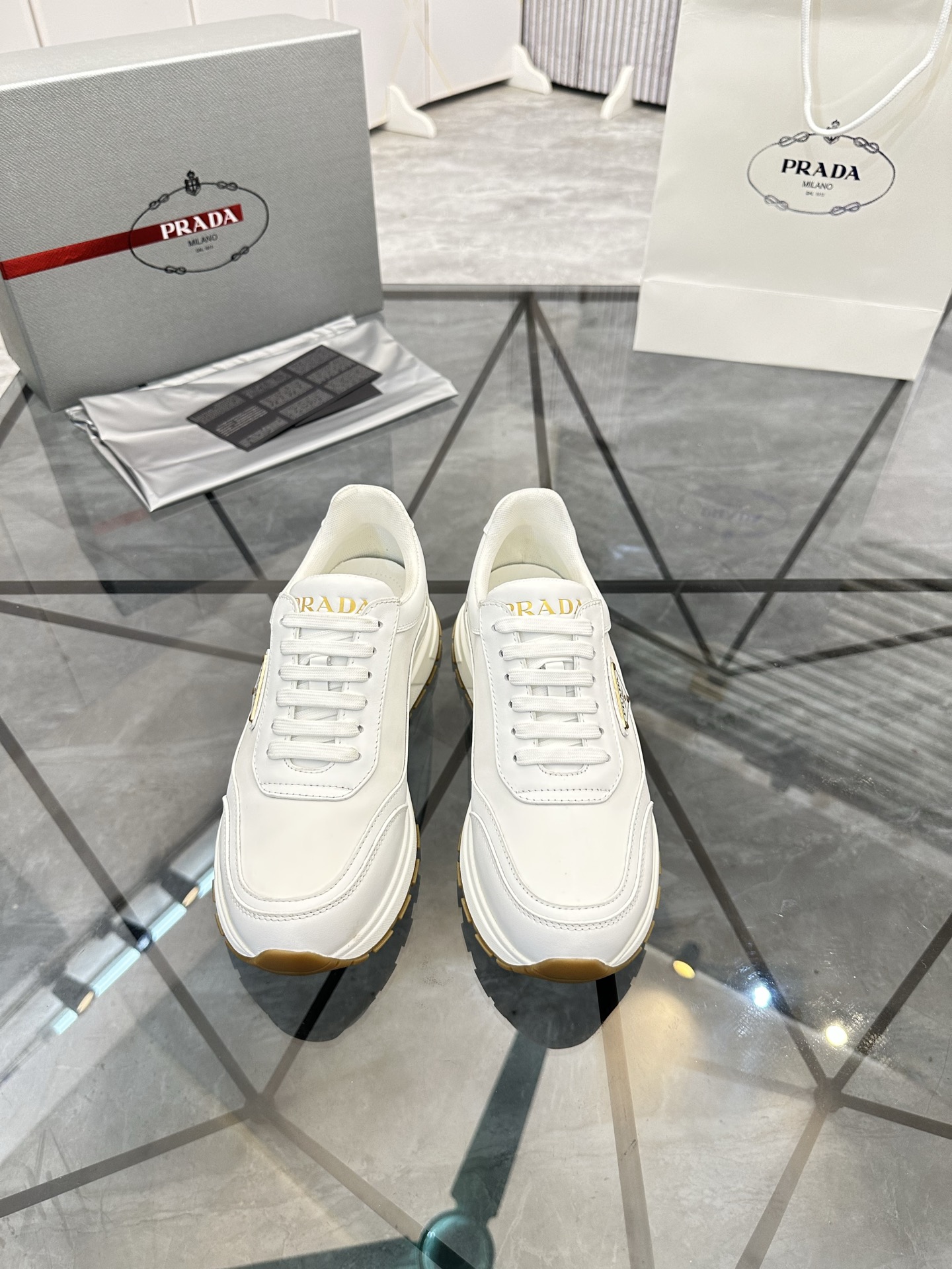 Precio de venta: P270 Artículos de alta gama y máxima calidadMarca: Prada *"Prada*" mocasines de cañ