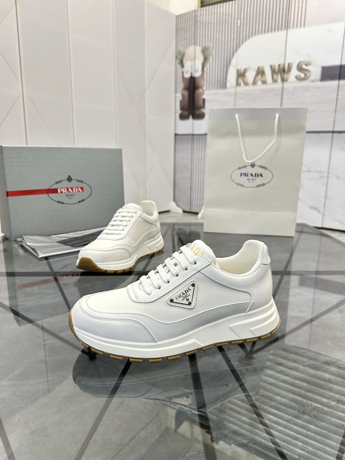 Precio de venta: P270 Artículos de alta gama y máxima calidadMarca: Prada *
