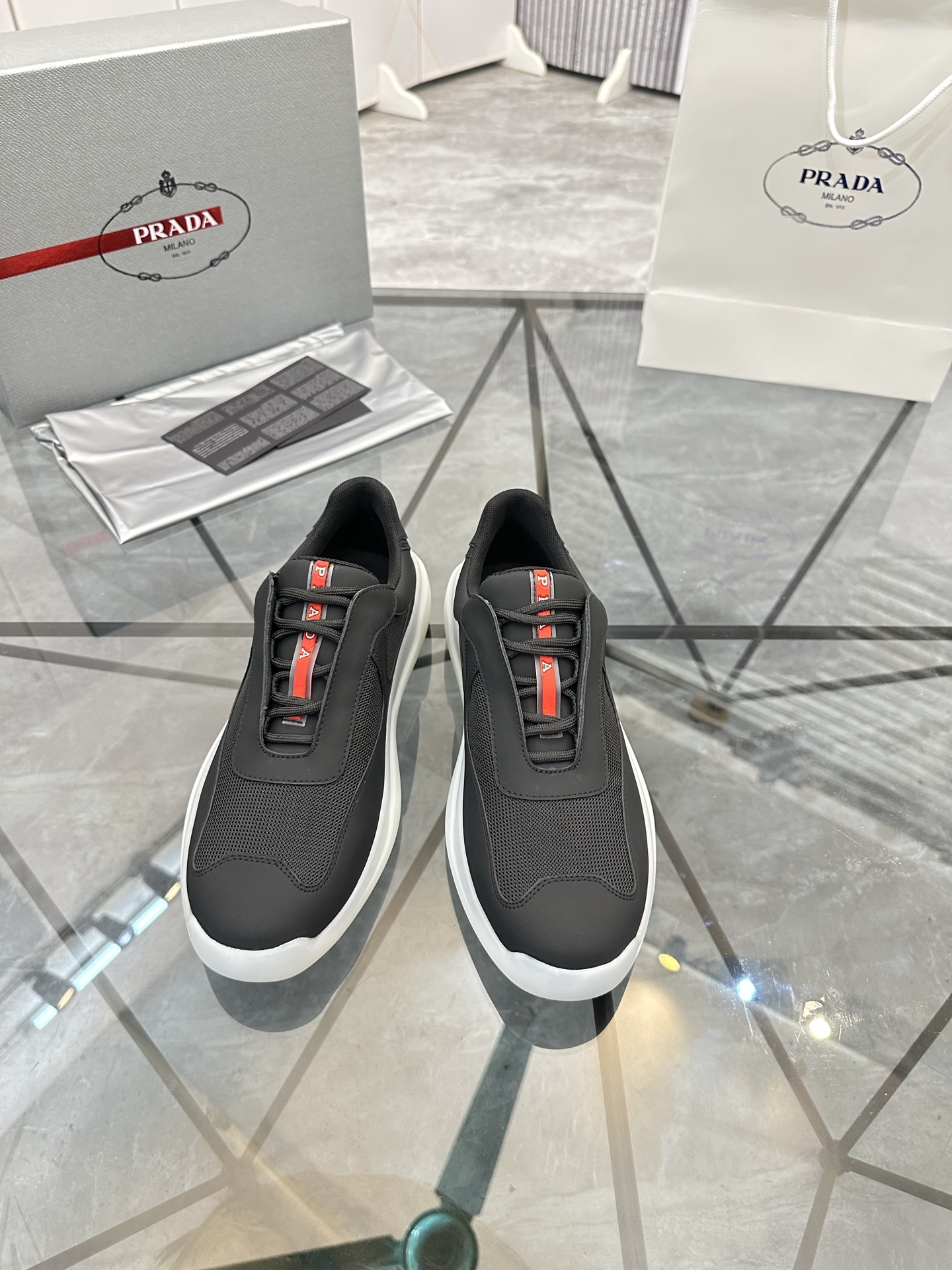 Precio de venta: P290 Artículos de alta gama y máxima calidadMarca: Prada *"Prada*" mocasines de cañ