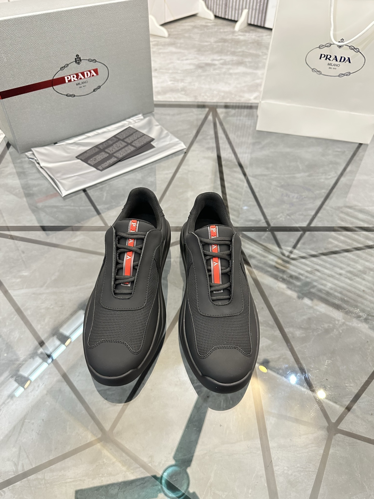 Precio de venta: P290 Artículos de alta gama y máxima calidadMarca: Prada *"Prada*" mocasines de cañ