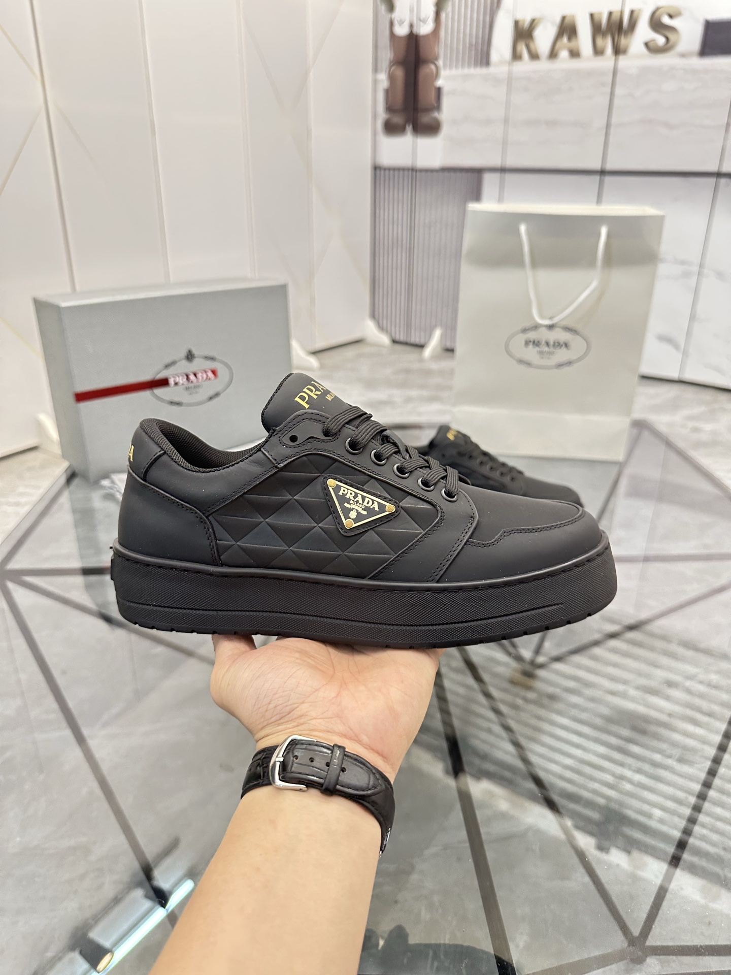 Precio de venta: P270 Artículos de alta gama y máxima calidadMarca: Prada *"Prada*" lowtop loafersTa