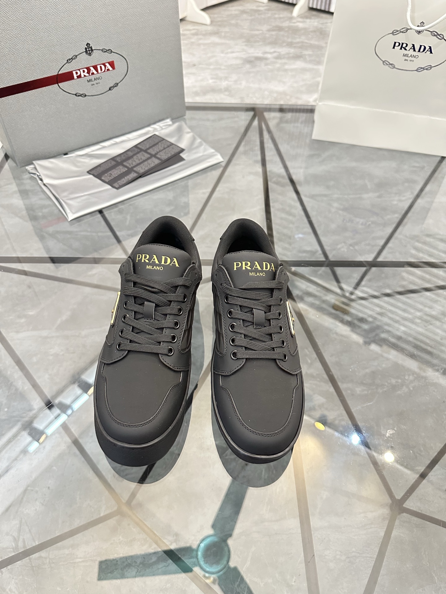 Precio de venta: P270 Artículos de alta gama y máxima calidadMarca: Prada *"Prada*" lowtop loafersTa